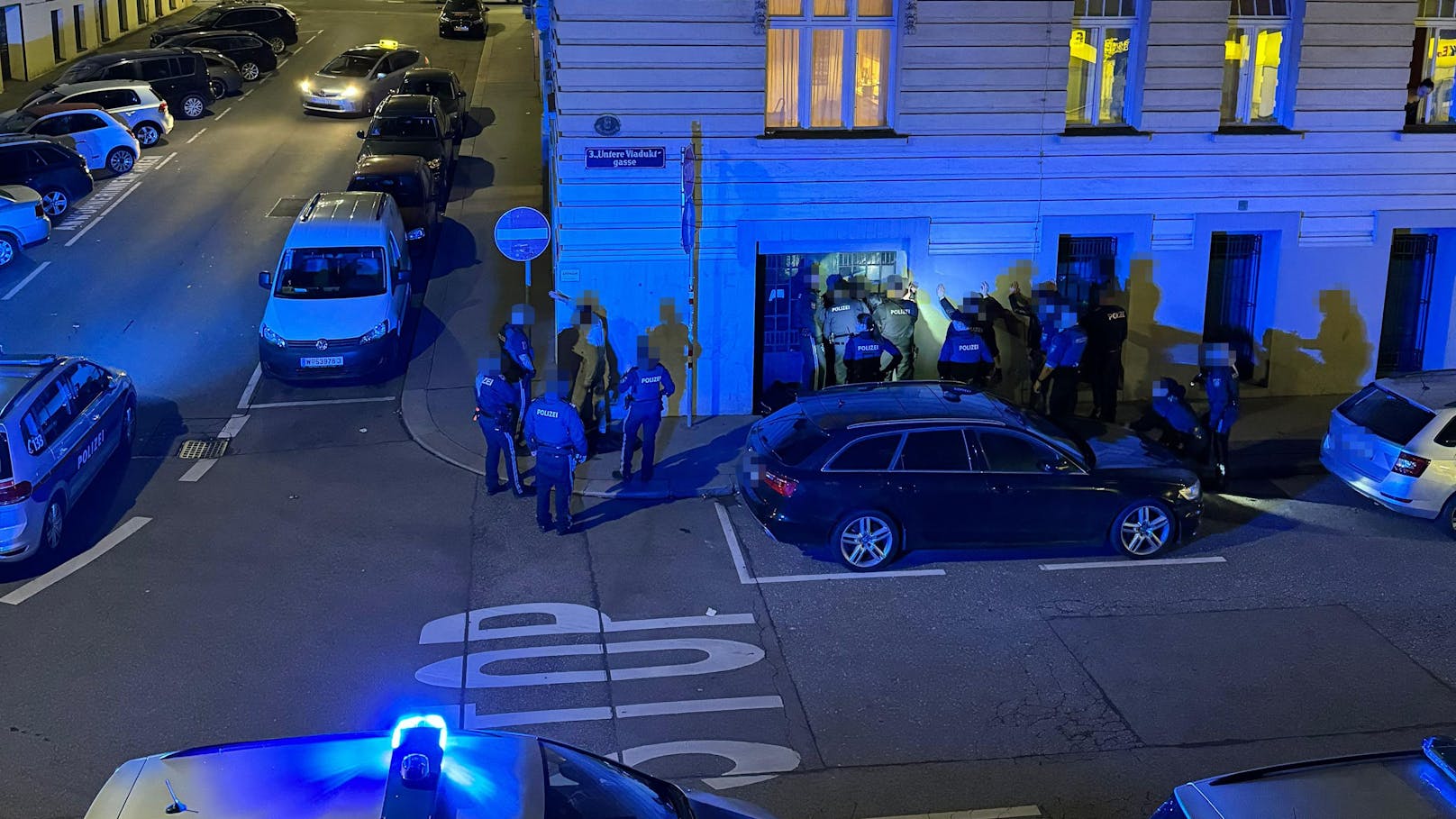 Zwei junge Männer kamen am Sonntagabend gegen 21.30 Uhr in die Polizeiinspektion Wien-Mitte im <a rel="nofollow" href="https://www.heute.at/t/landstrae-100052438">3. Bezirk</a> und gaben an, soeben Opfer eines Raubversuches im Wiener Stadtpark geworden zu sein.