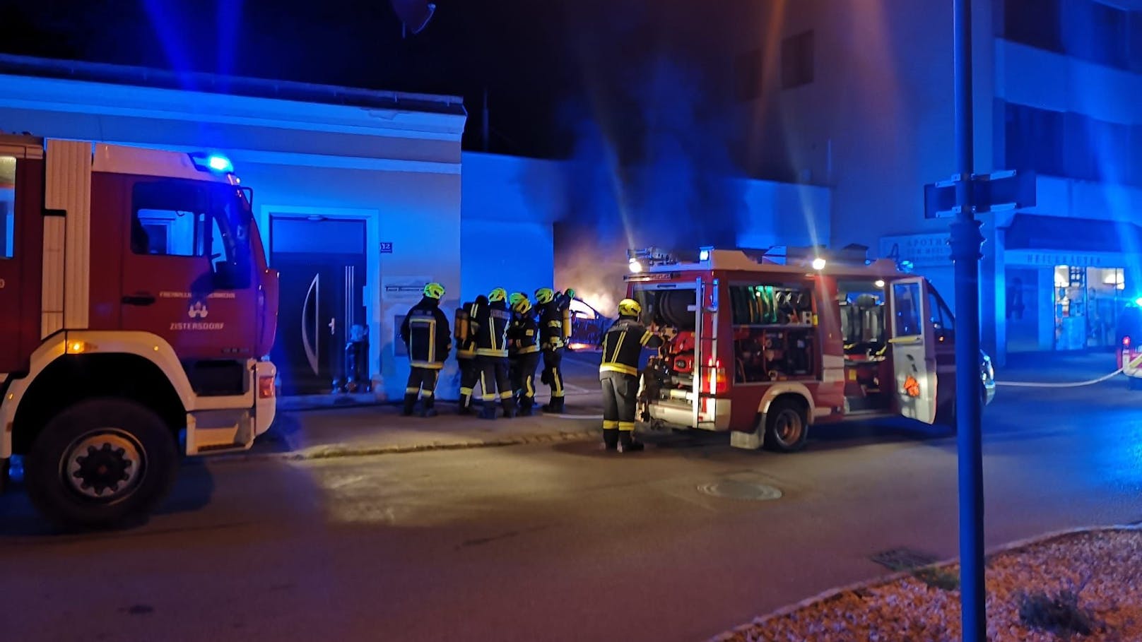 Pkw in Garage in Flammen – Feuerwehr im Einsatz