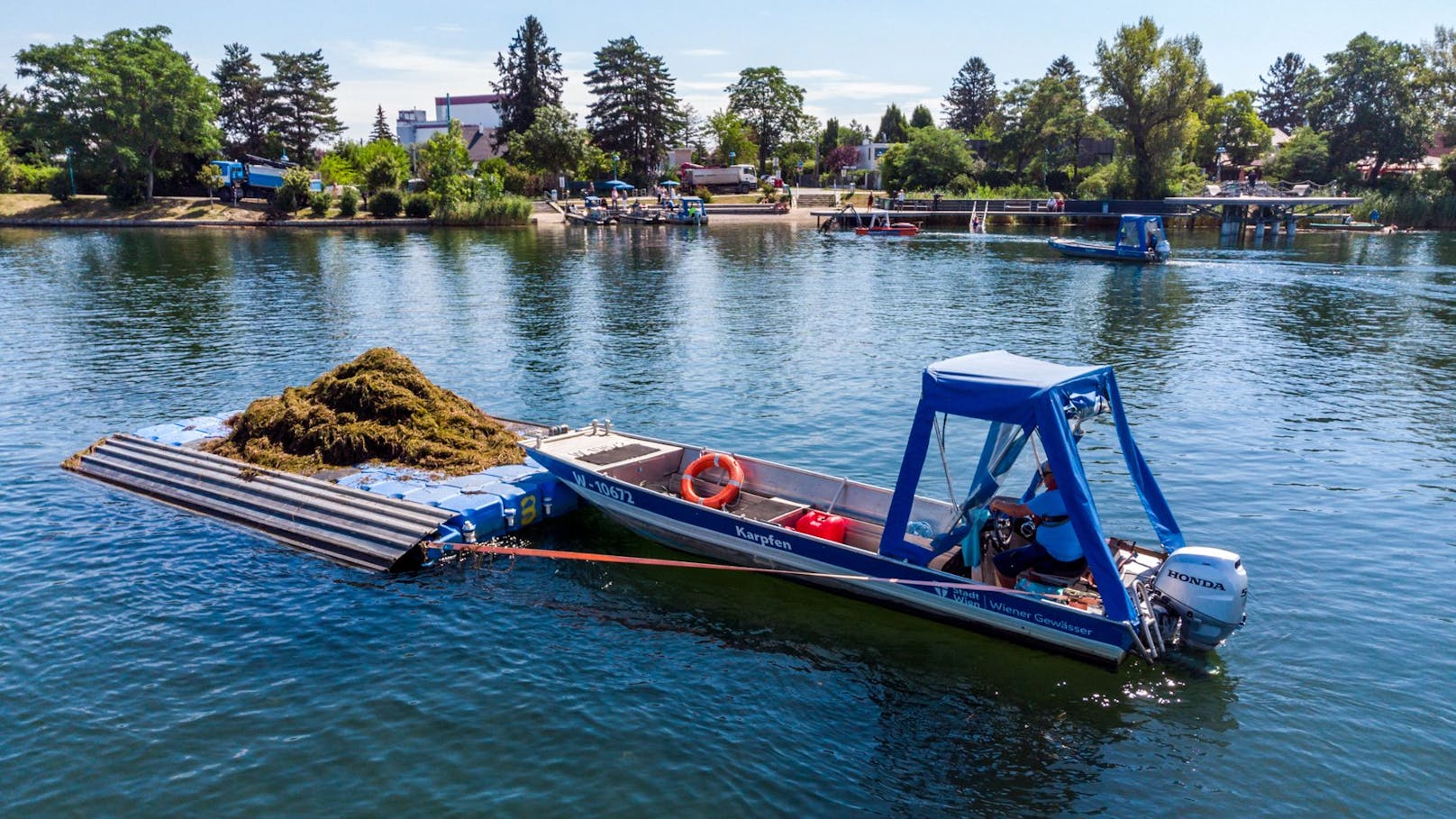 Im Sommer säubern die Boote die Donau.