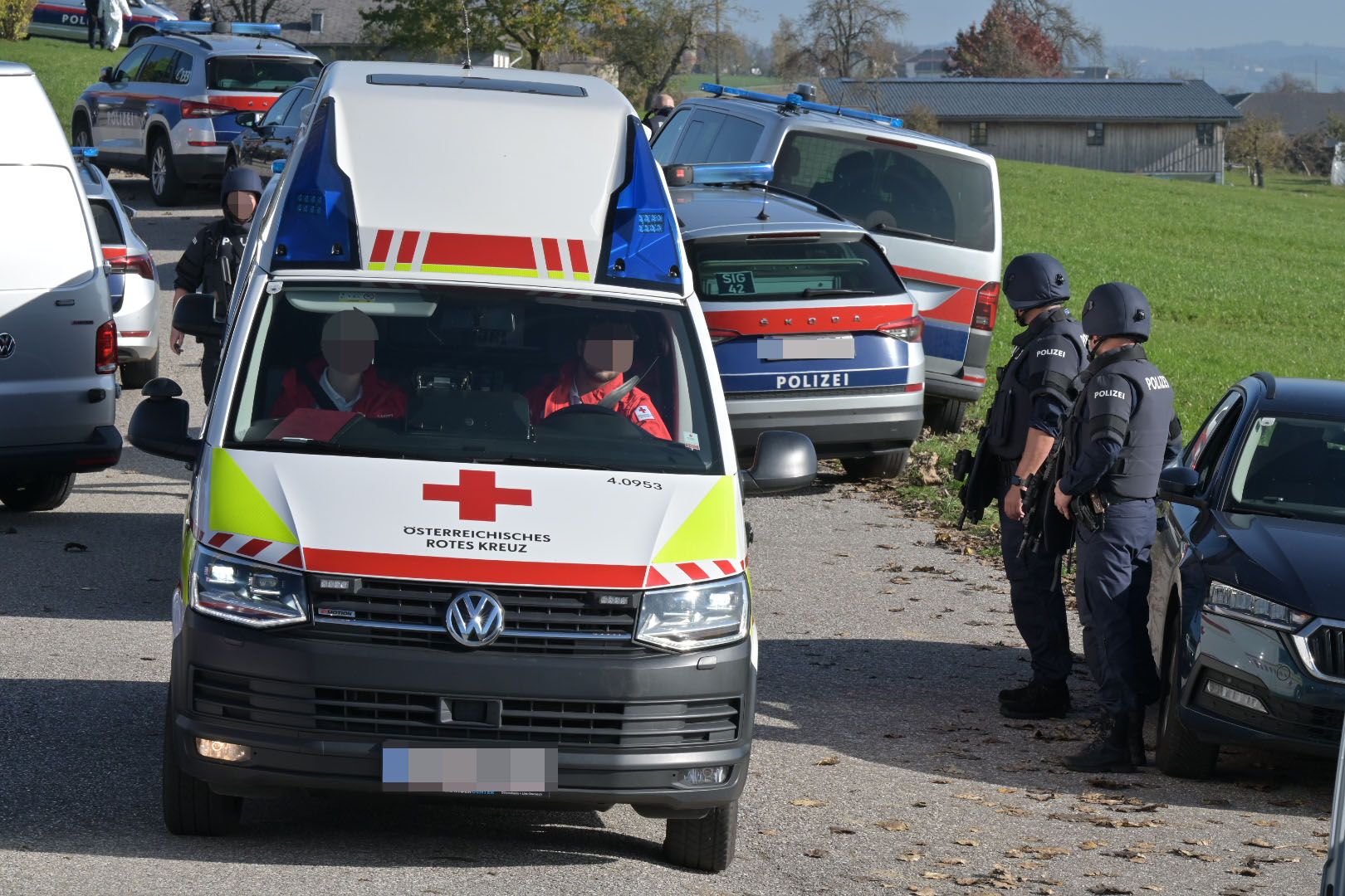 Im Bezirk Leibnitz starb ein 68-Jähriger, nachdem sein Auto von der Straße abgekommen war. (SYMBOLFOTO)