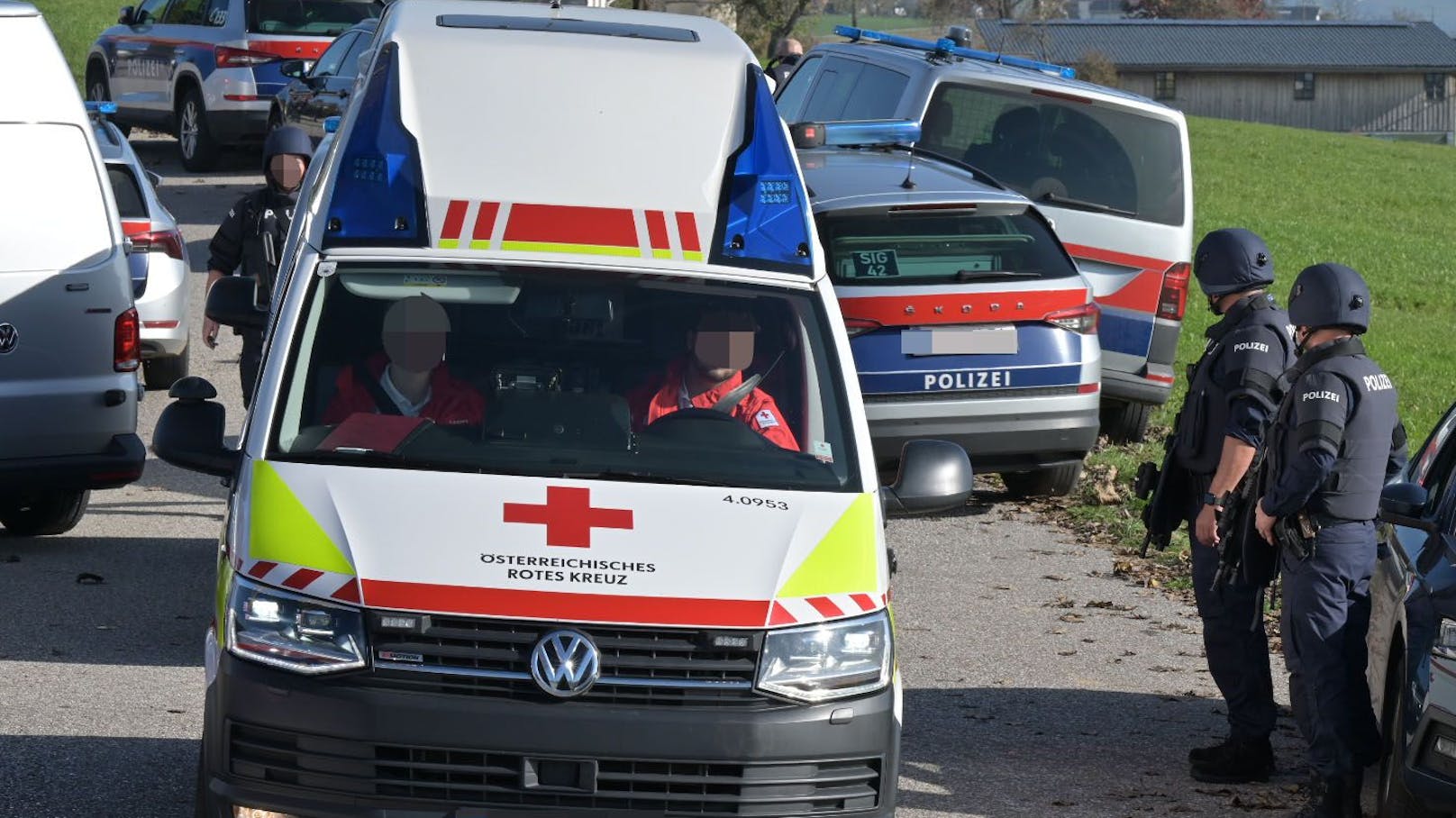 Auto überschlägt sich – Lenker stirbt bei Frontalcrash