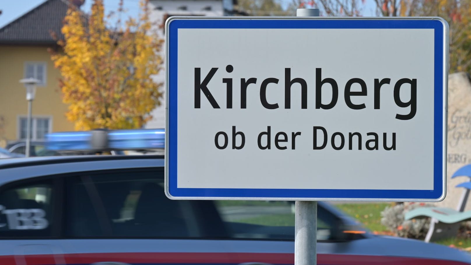 Auch in Kirchberg stehen unzählige Polizeiautos.