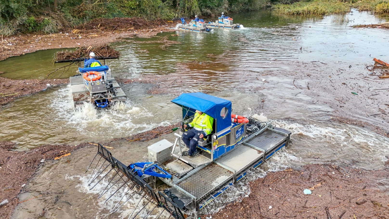 Die Mähboote entfernten und 500 Tonnen an Hochwasser-Schwemmgut.