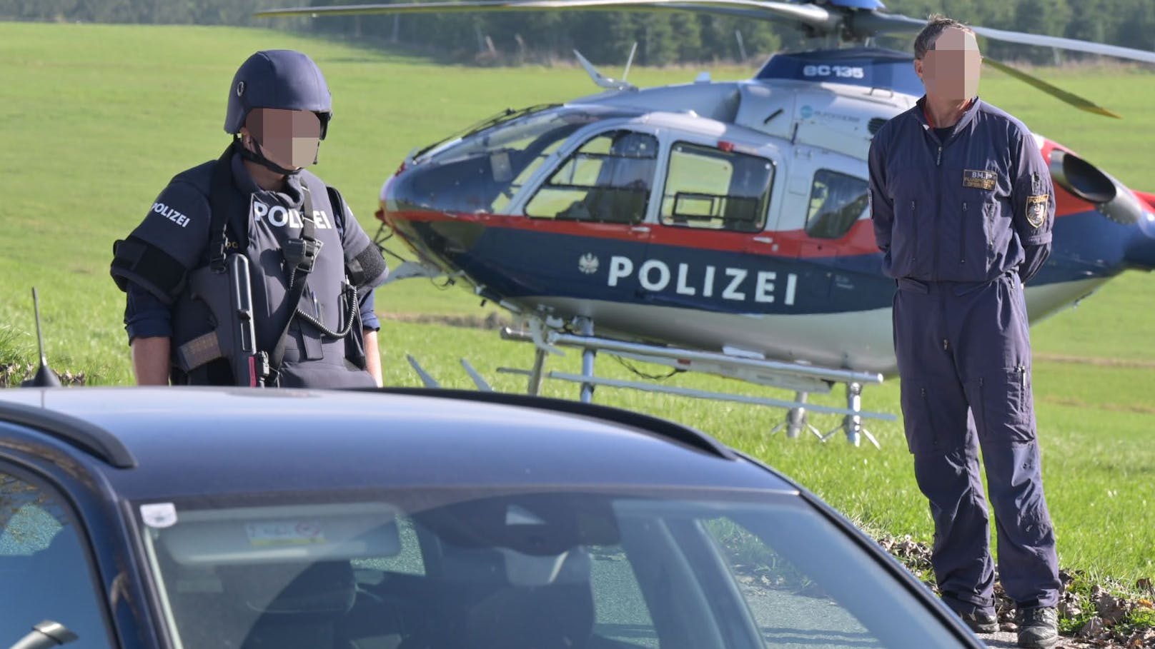 Polizisten überwachen die Lage.