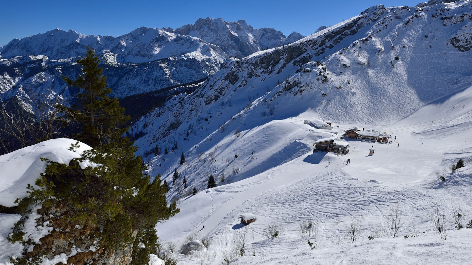 Vier Bergsteiger finden keinen Stand und wählen Notruf