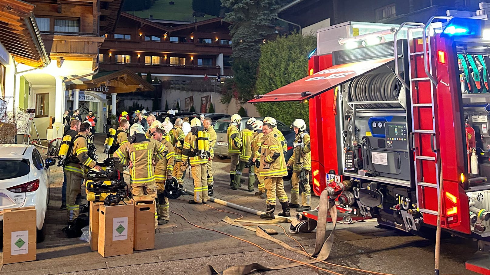 Im Anschluss wurden die Untergeschoße in Zusammenarbeit mit der Freiwilligen Feuerwehr Brixlegg mittels Be- und Entlüftungsgeräten rauchfrei gemacht.