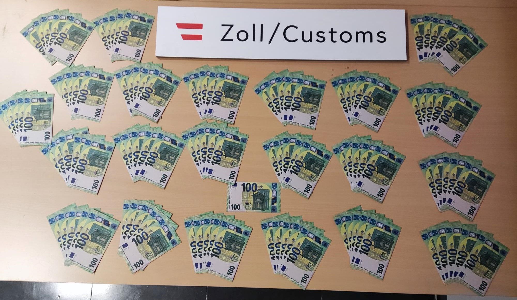Österreich beschlagnahmt mehr als 6.000 gefälschte Banknoten im Wert von 383.030 Euro in internationaler Operation.