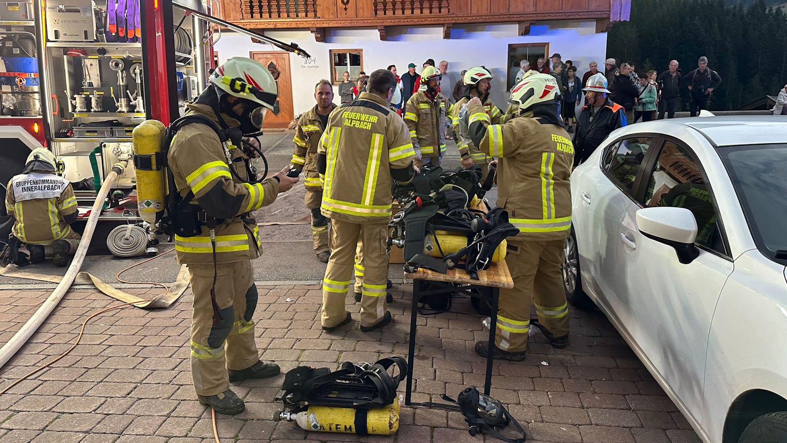 Der Geschäftsführer, welcher den Brand bemerkte, verständigte sofort die Feuerwehr und veranlasste die Evakuierung des Hotels.