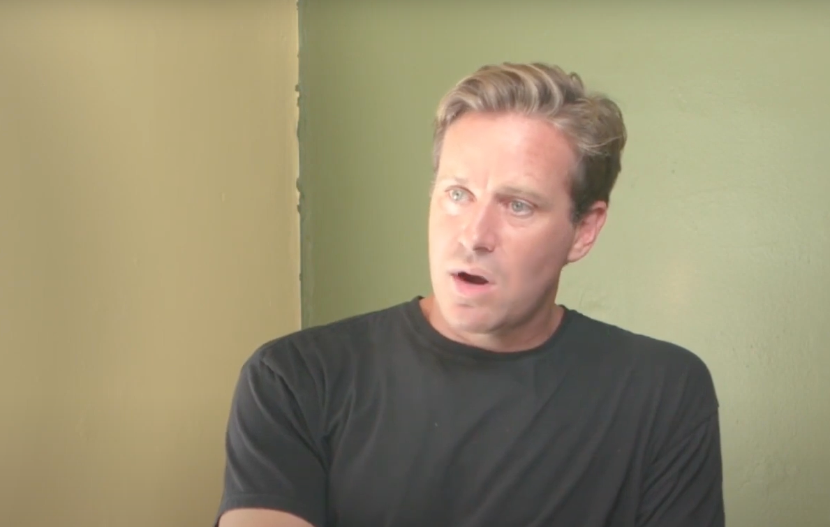 Armie Hammer witzelte in seinem neuen Podcast über die schweren Vorwürfe gegen ihn.