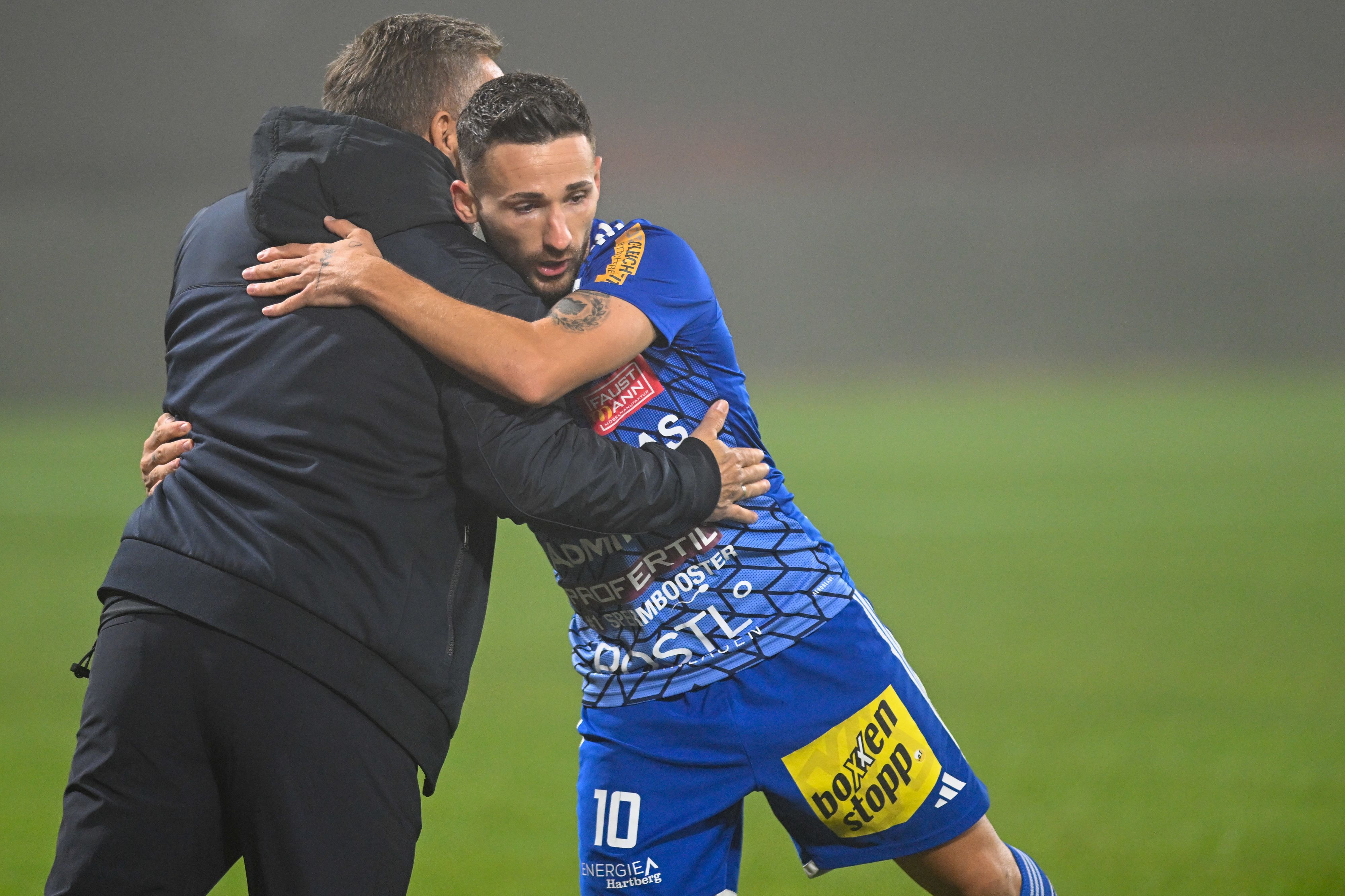Donis Avdijaj herzte Trainer Manfred Schmid nach dem 1:0 Führungstreffer.