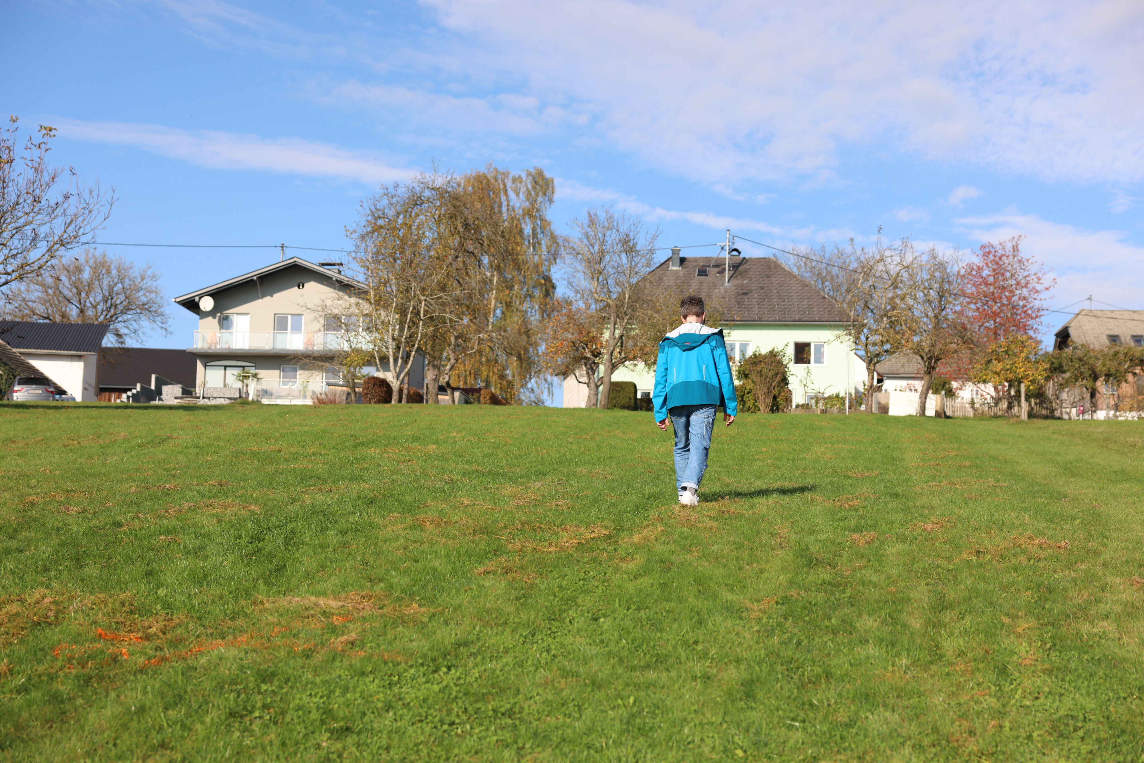 Anrainer berichten über den Verdächtigen. Im Foto oben: Der Tatort des ersten Mordes.