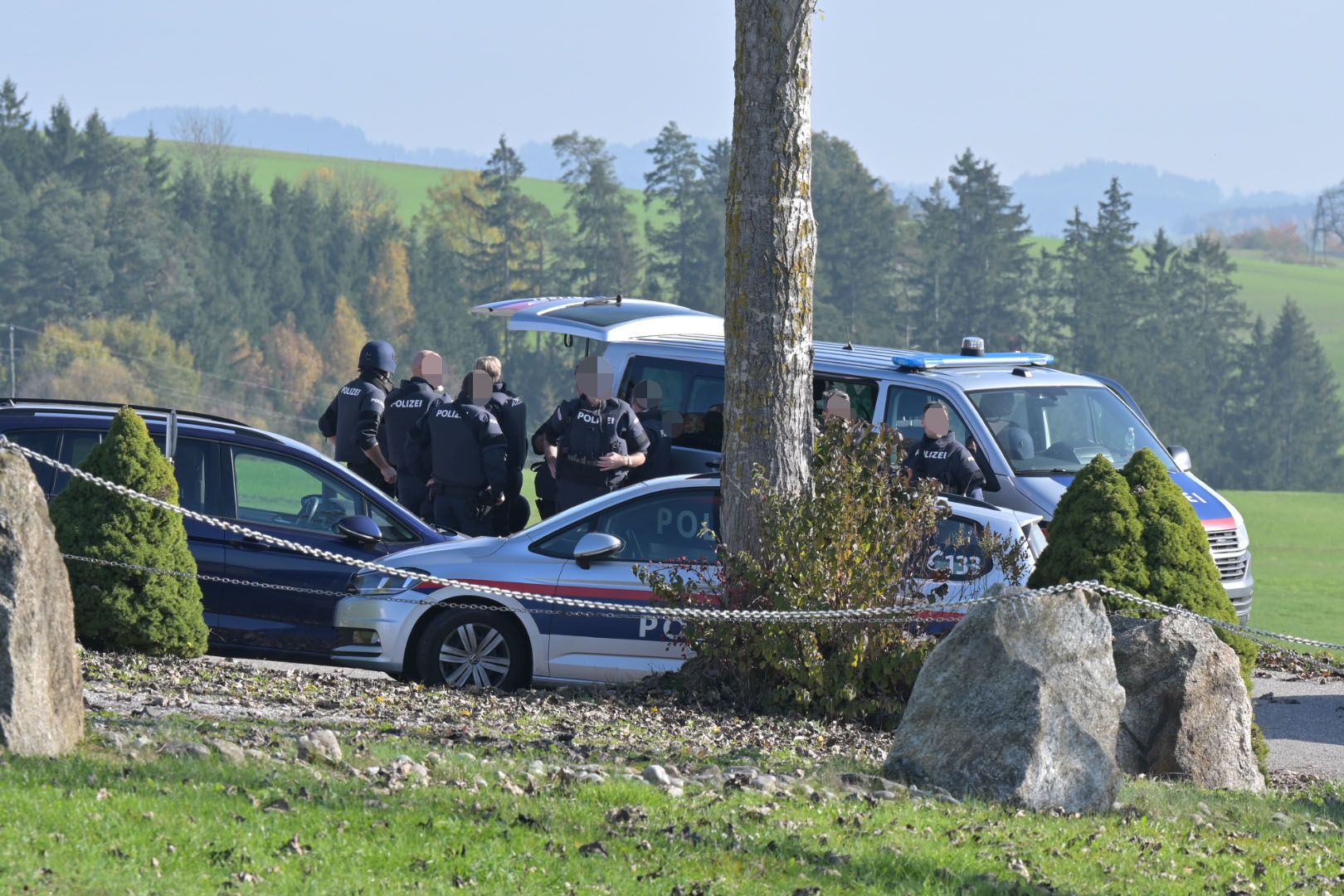Schon am Montag suchten hunderte Einsatzkräfte im Bezirk Rohrbach nach dem Flüchtigen.