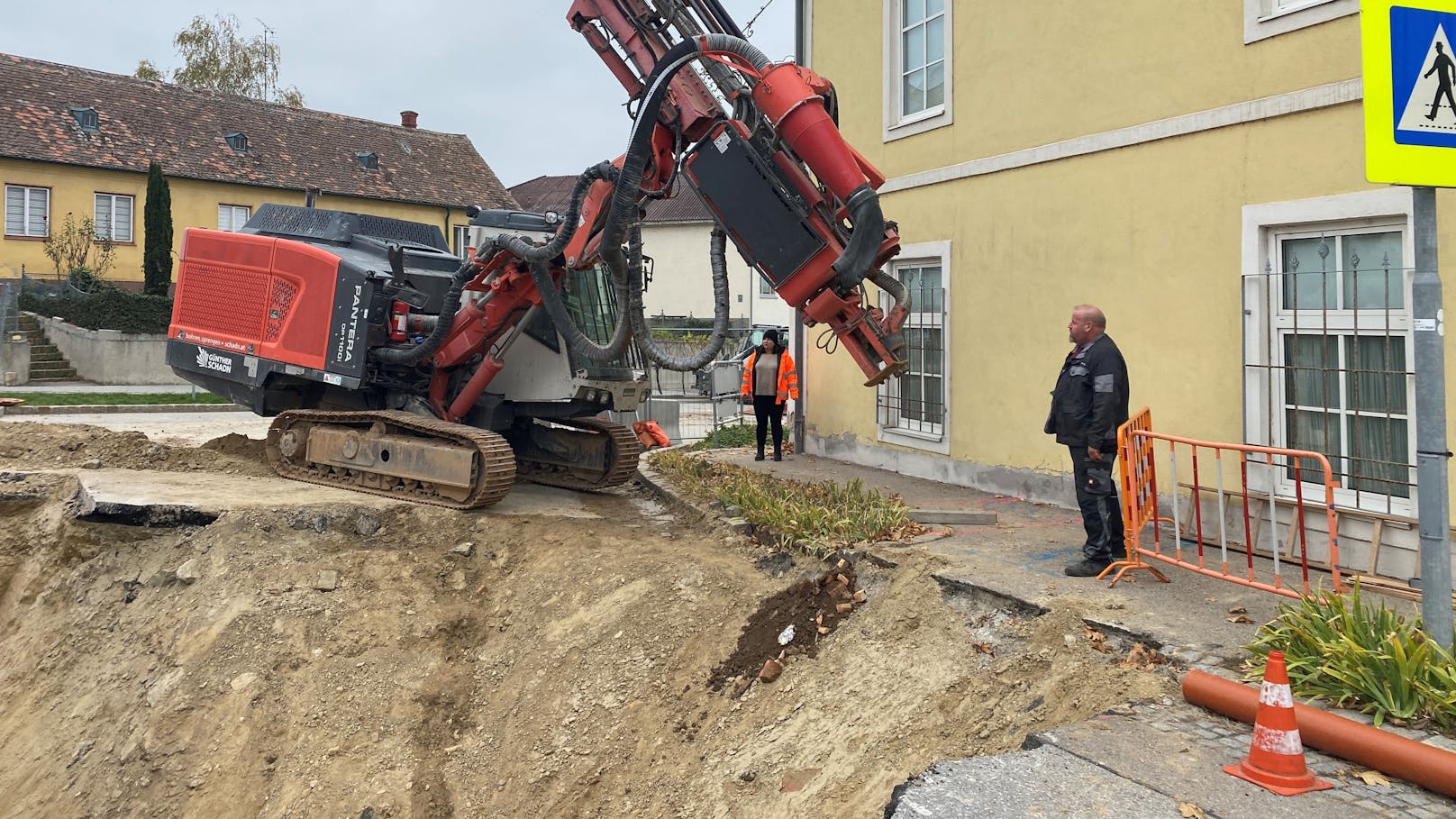 In Retz brach eine wichtige Straße ein. Die Reparaturarbeiten sind in vollem Gange.