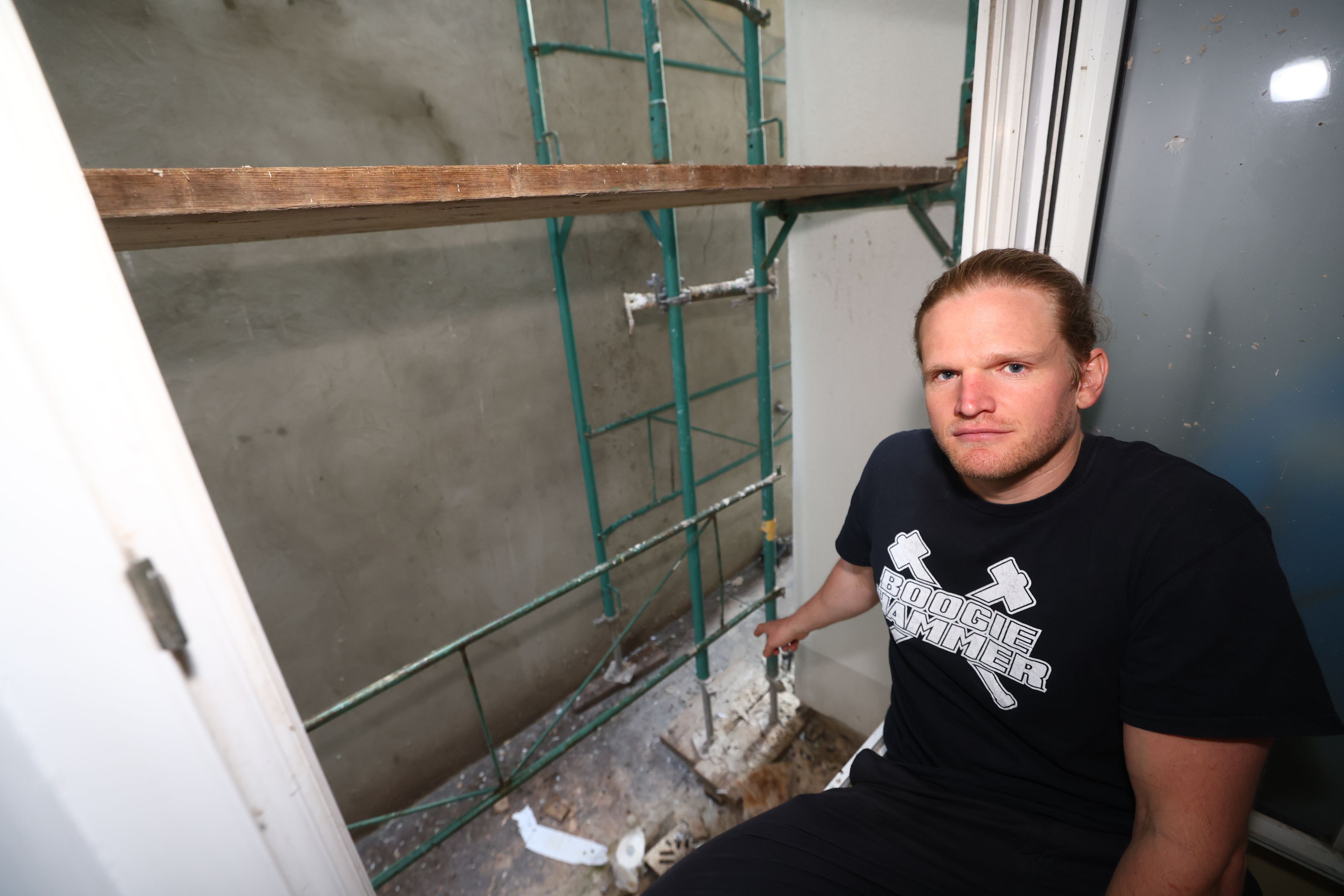 Keinen guten Ausblick hat Florian aus einer Wohnung. Für mehrere Mietparteien wird das Leben in einem Wiener Wohnhaus immer unangenehmer.