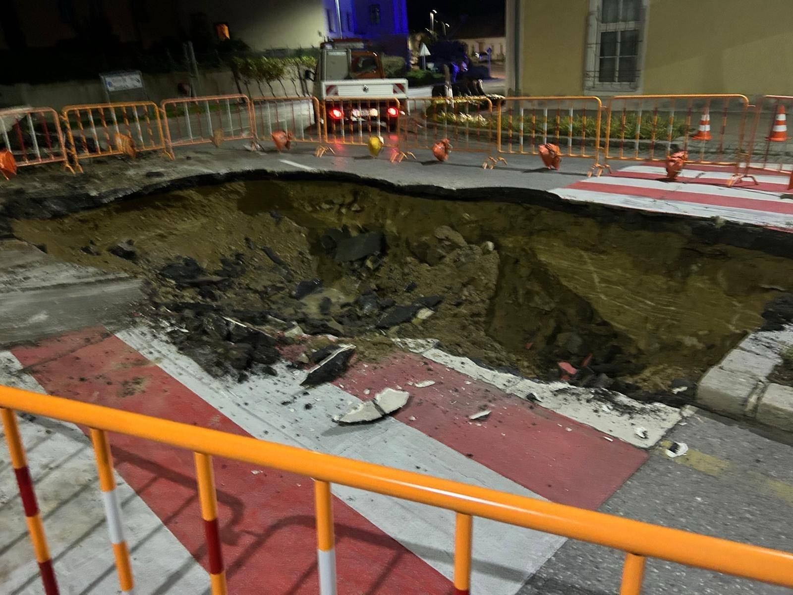 In der Nacht vor dem Weinlesefest brach die Kirchenstraße ein. Die Reparaturarbeiten sind in vollem Gange