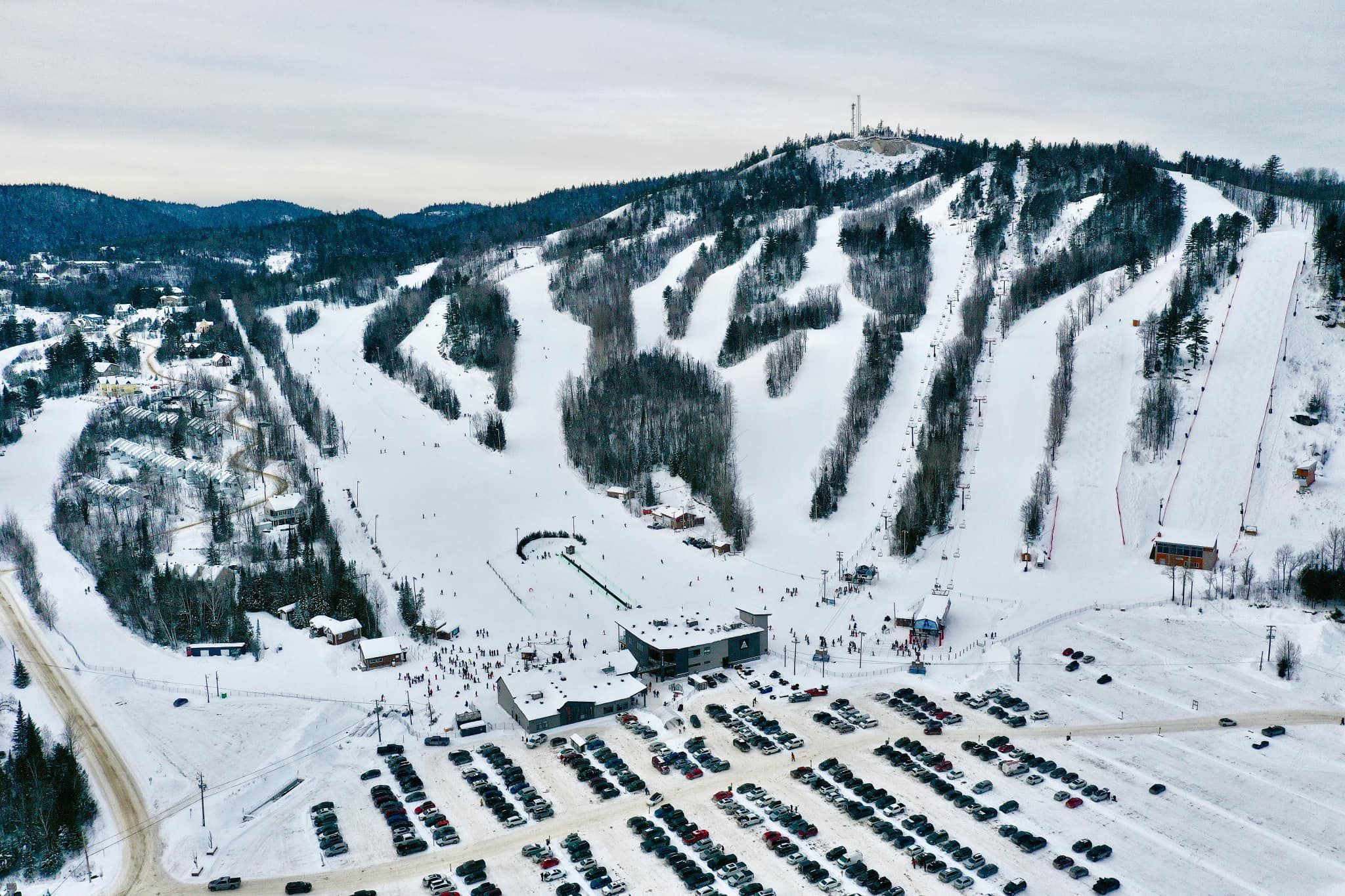Der Ferienort Val Saint-Côme&nbsp;liegt im kanadischen Quebec. Vier Lifte befördern hier die Erholungssuchenden auf den Berg.
