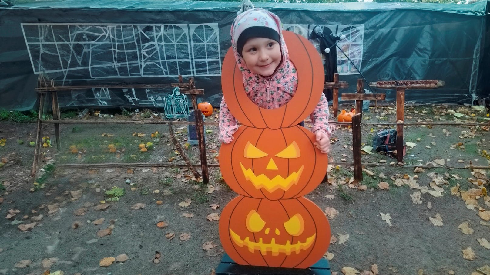 Lara bei einer Halloween-Feier.