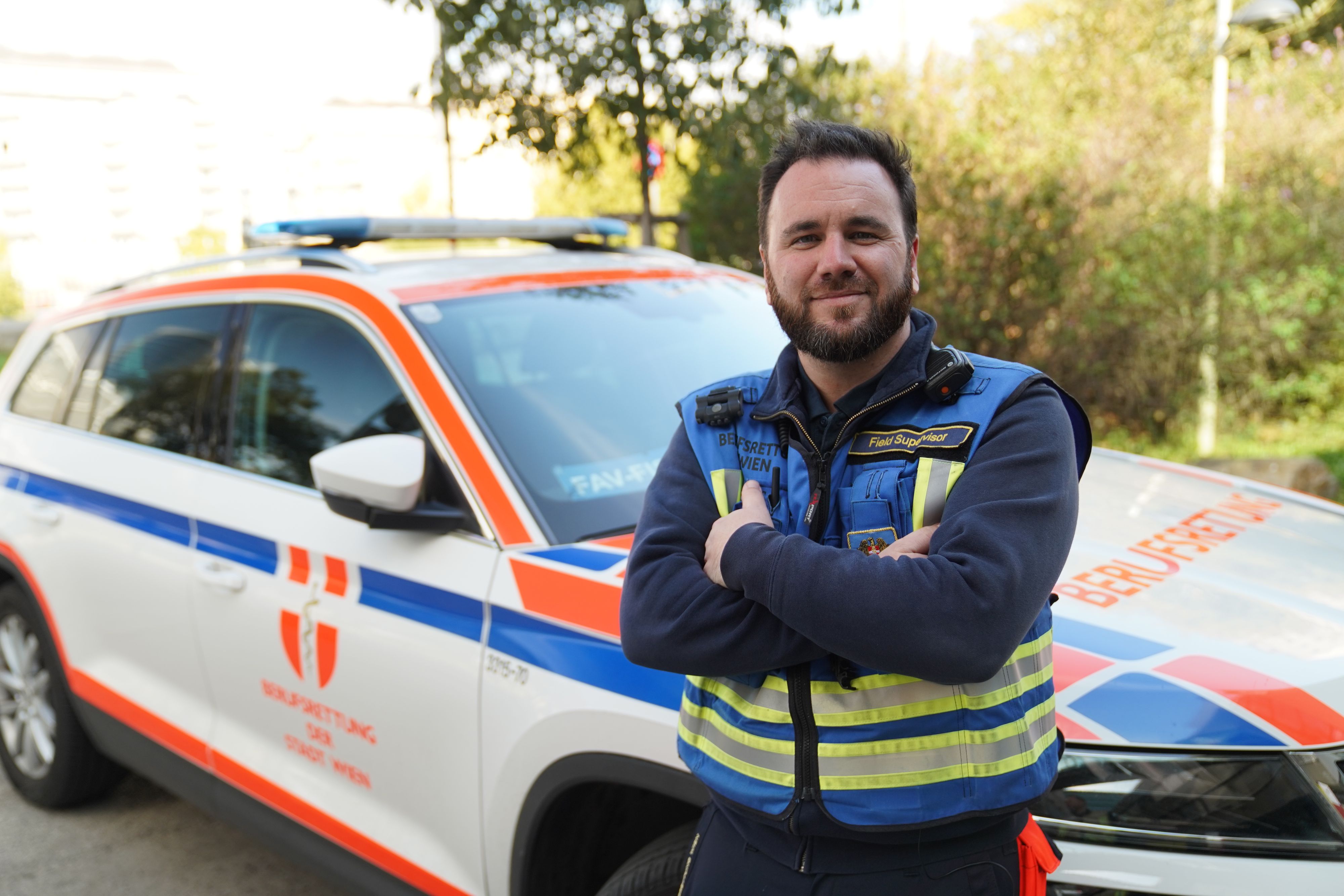 Notfallsanitäter und Field Supervisor Philipp Gonzo (38) vor seinem Einsatzfahrzeug.
