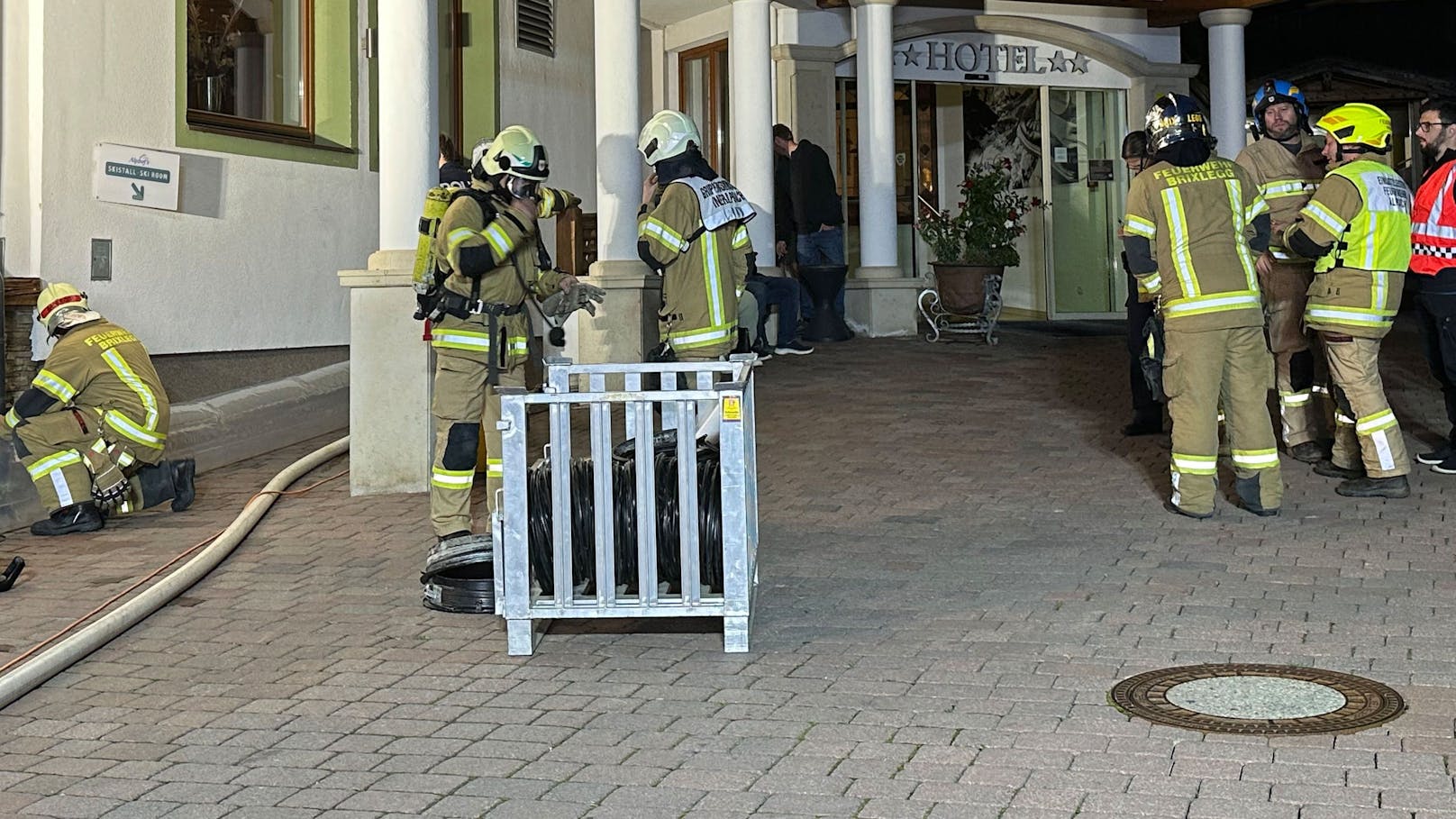 Während der Arbeiten der Feuerwehr wurden die evakuierten Hotelgäste in einem Nebengebäude untergebracht.