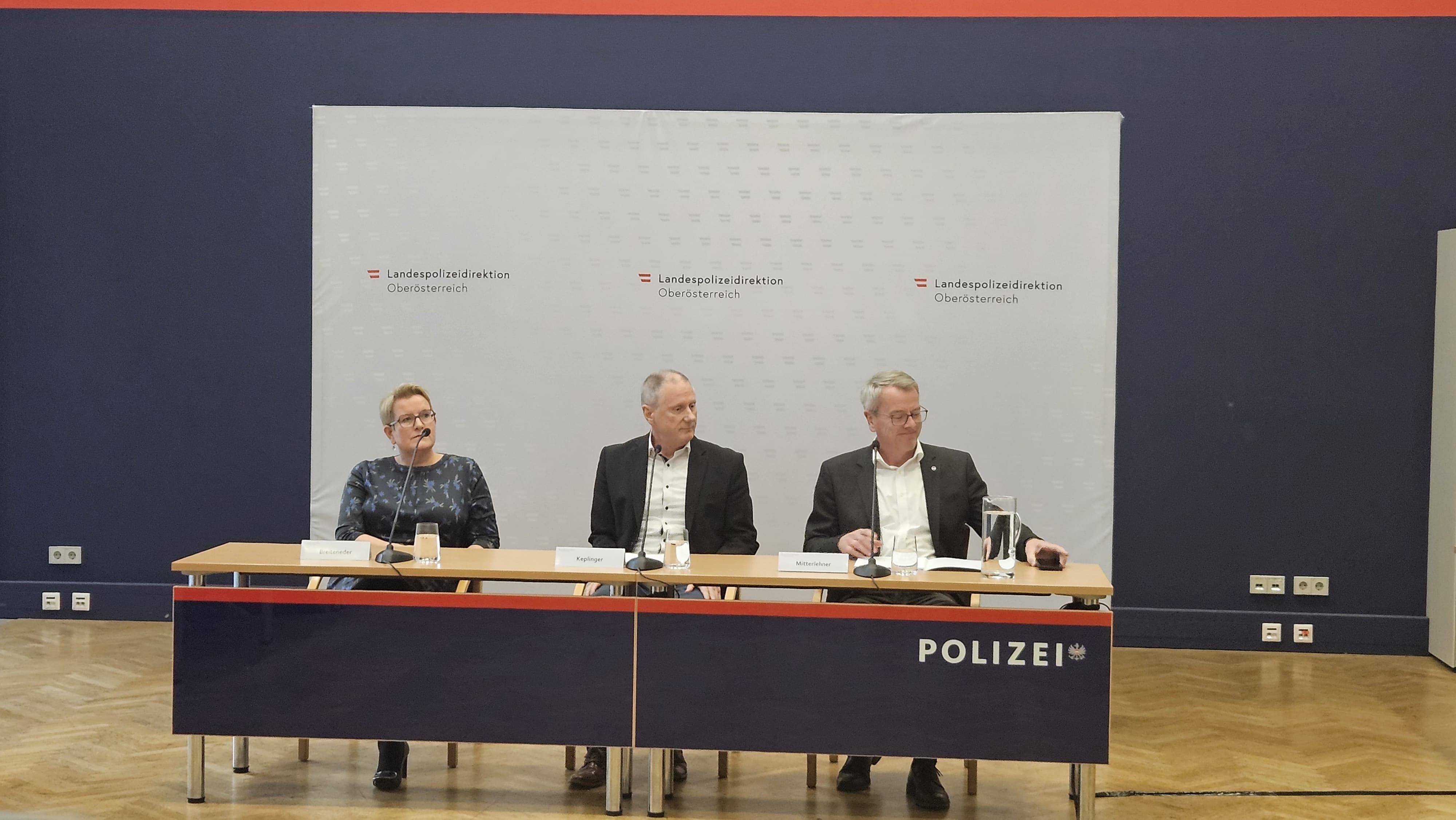 Landespolizeidirektor-Stellvertreter Rudolf Keplinger, der Leiter des Landeskriminalamtes Gottfried Mitterlehner sowie Staatsanwältin Ulrike Breiteneder stehen Rede und Antwort.