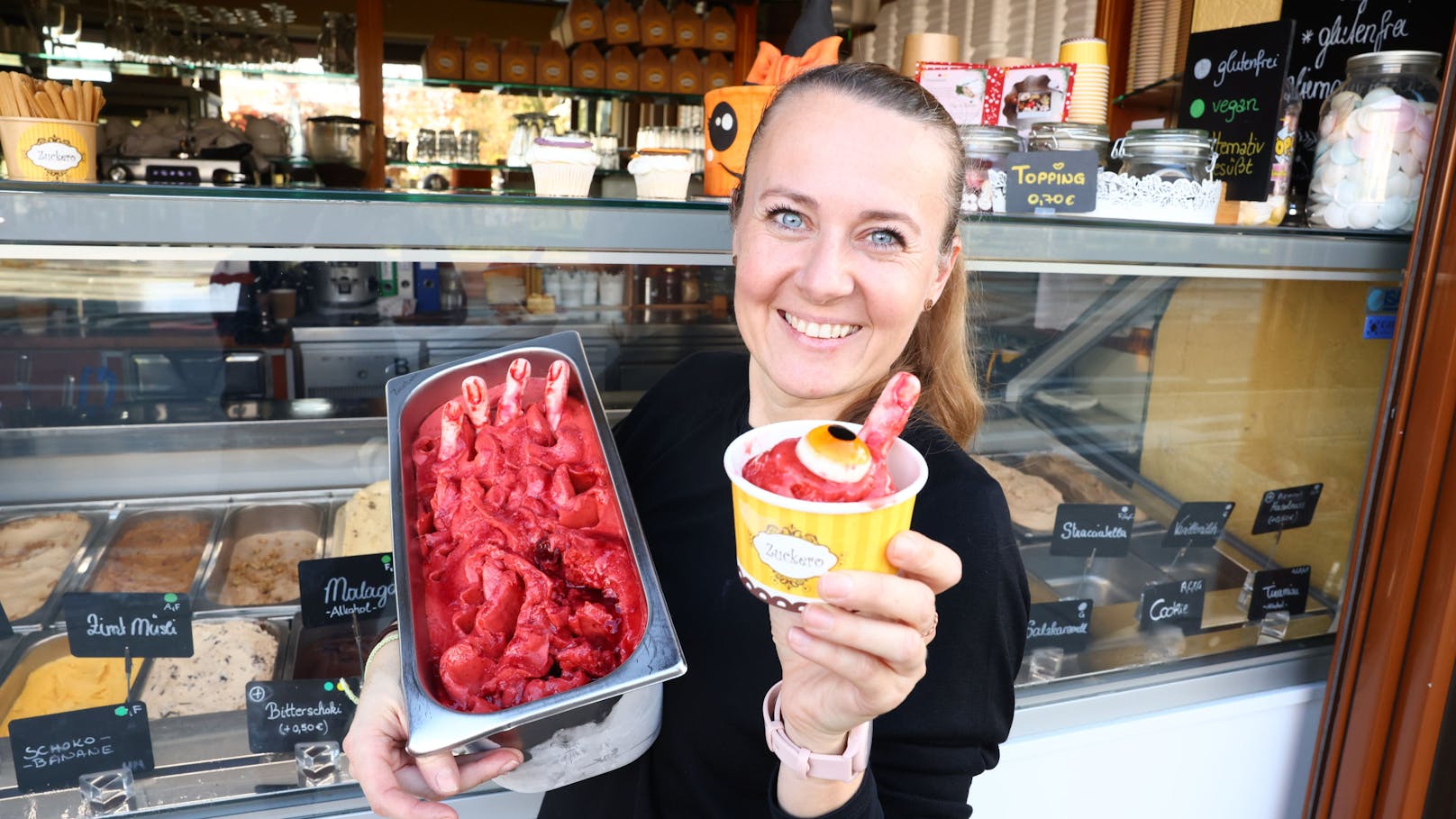 Chefin Emöke Nagy mit dem Halloween-Eis.