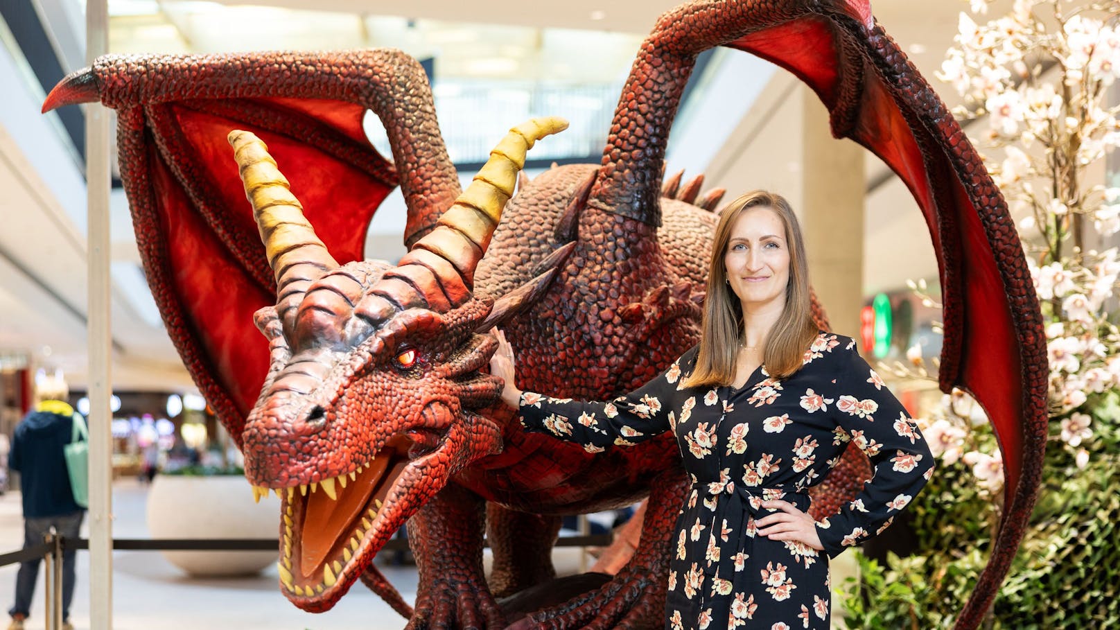 Center-Managerin Sabine Dreschkay mit Drache.