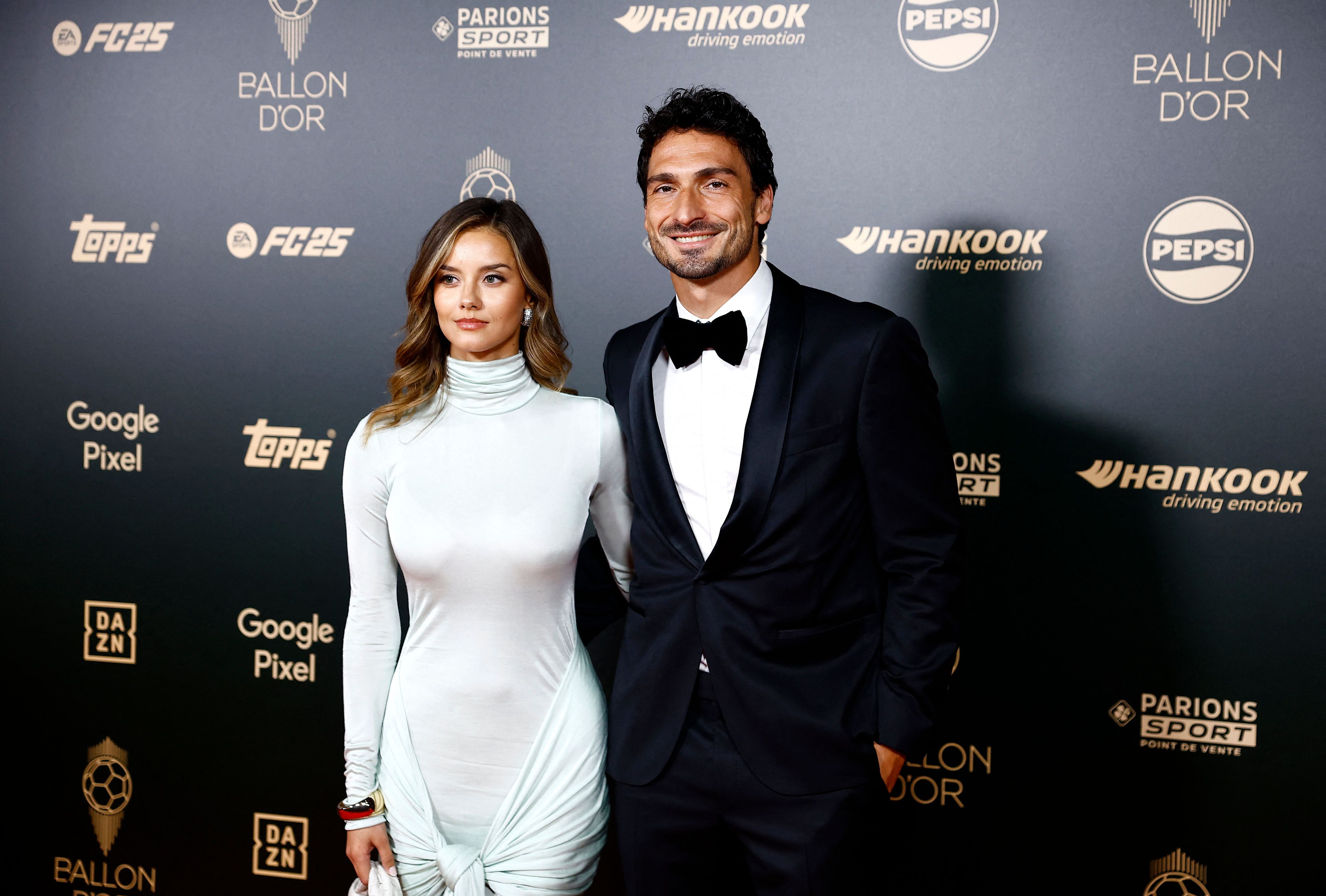 Voller Stolz zeigte Fußballer Mats Hummels erstmals seine Model-Freundin beim Ballon d'Or her.