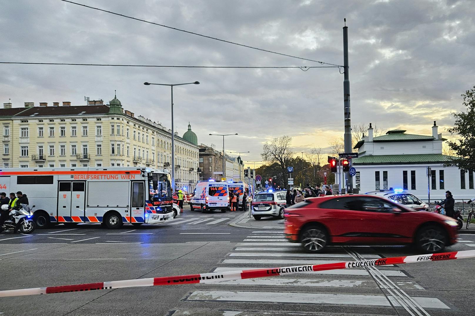 Sie schweben in Lebensgefahr, wurden teils unter Reanimation in den Schockraum einer Wiener Klinik eingeliefert.