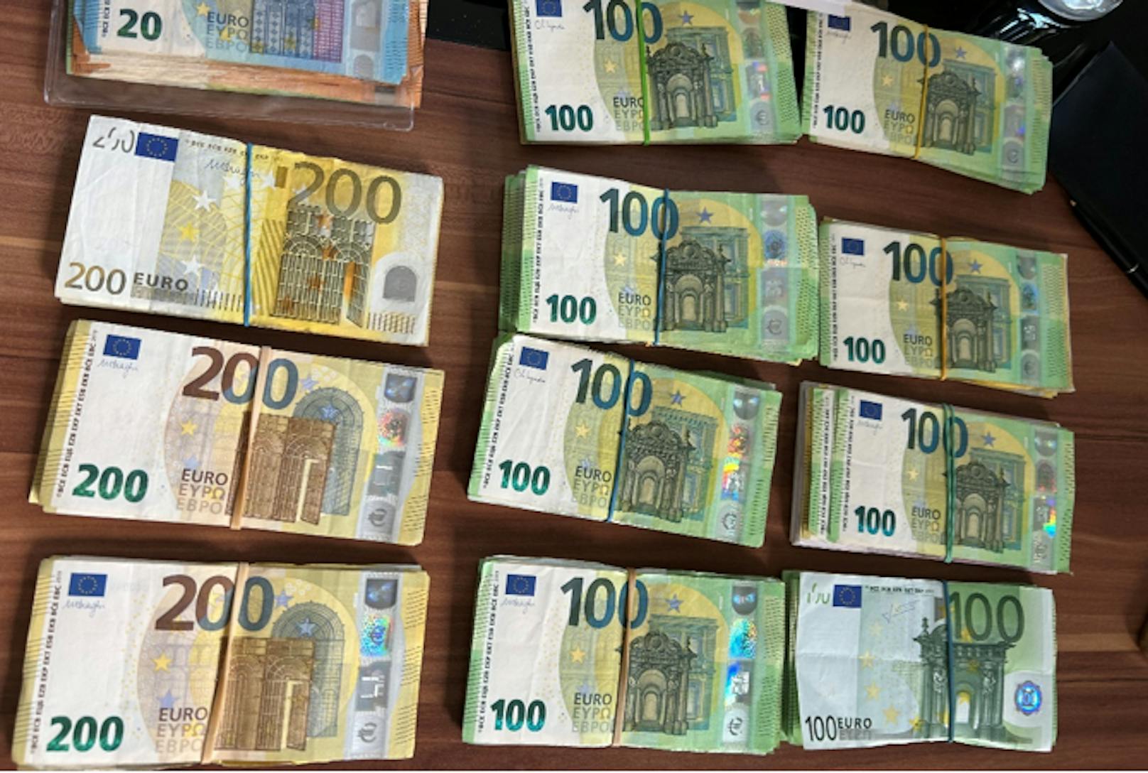 83.000 Euro in Cash fand die Polizei.