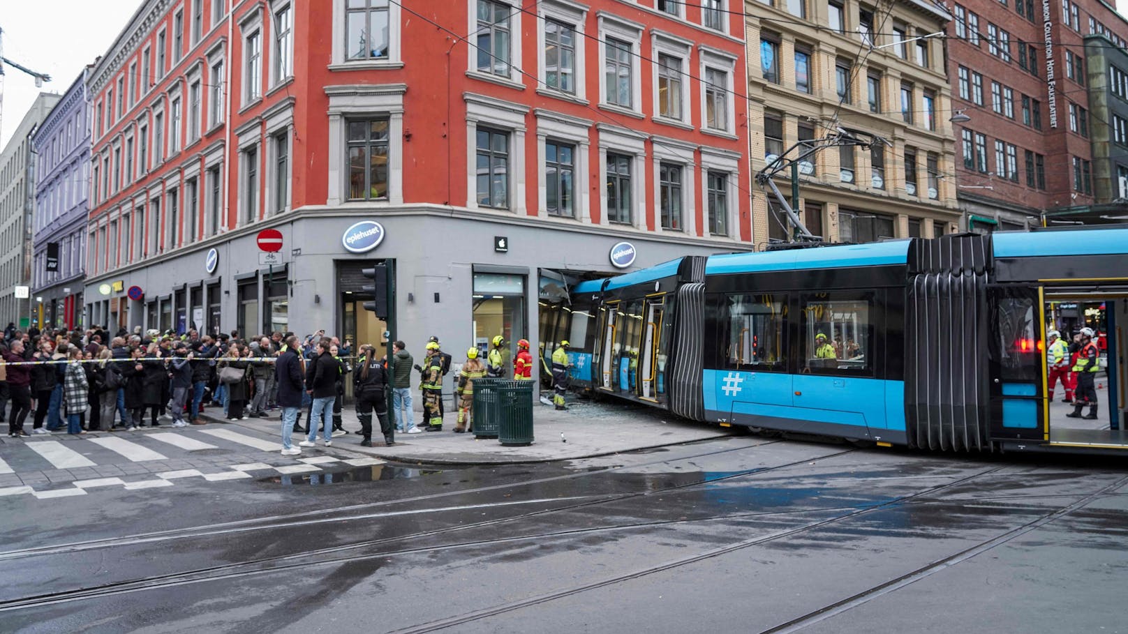 Tram crasht in Geschäft – vier Personen verletzt