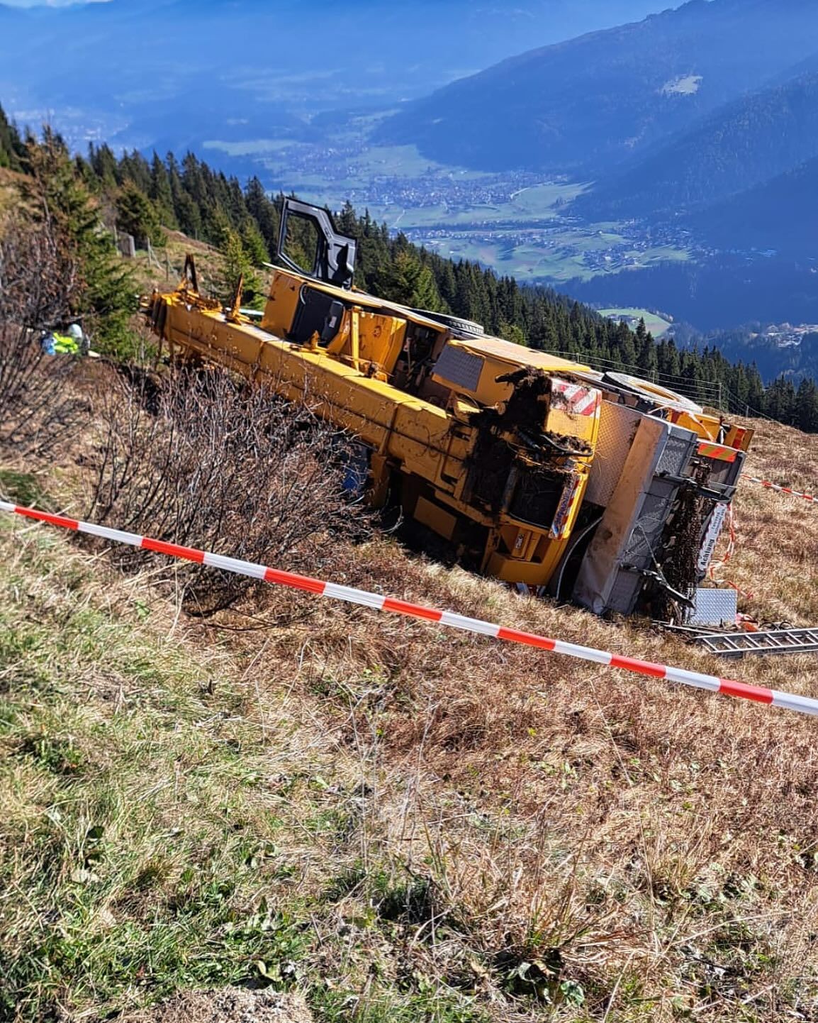 Der Kran überschlug sich beim Absturz.