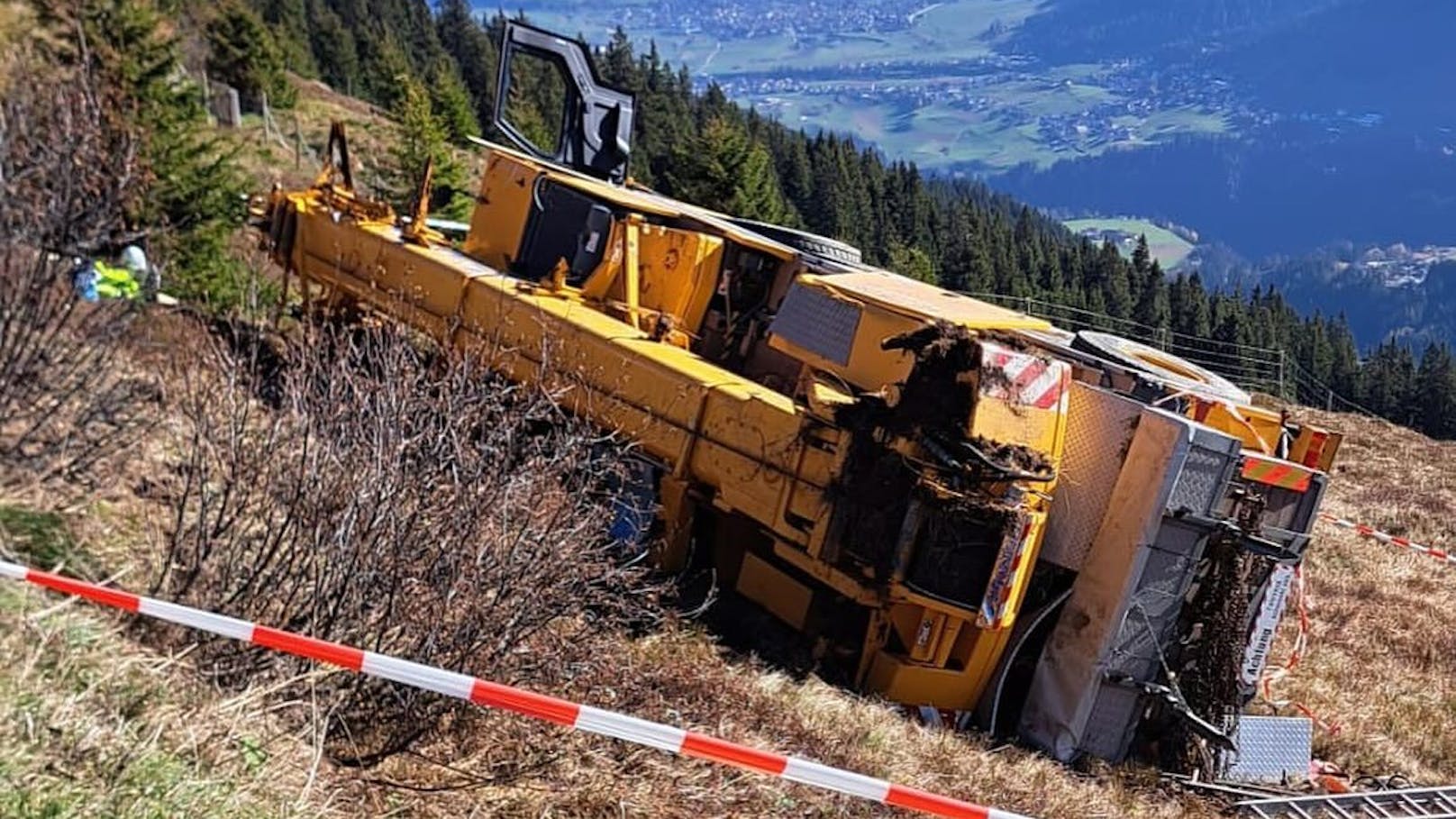 48-Tonnen-Kran stürzt Abhang hinab – Mann eingeklemmt