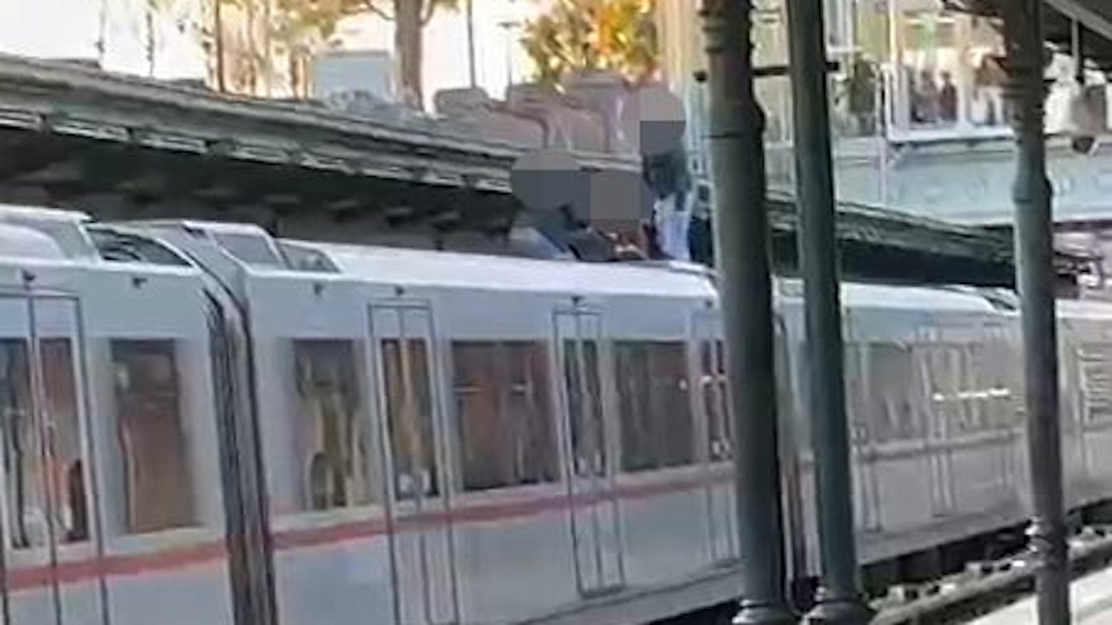 Zwei von vier "U-Bahn-Surfer" waren beim Einfahren in die Station gegen die dortige Fußgängerbrücke geknallt.