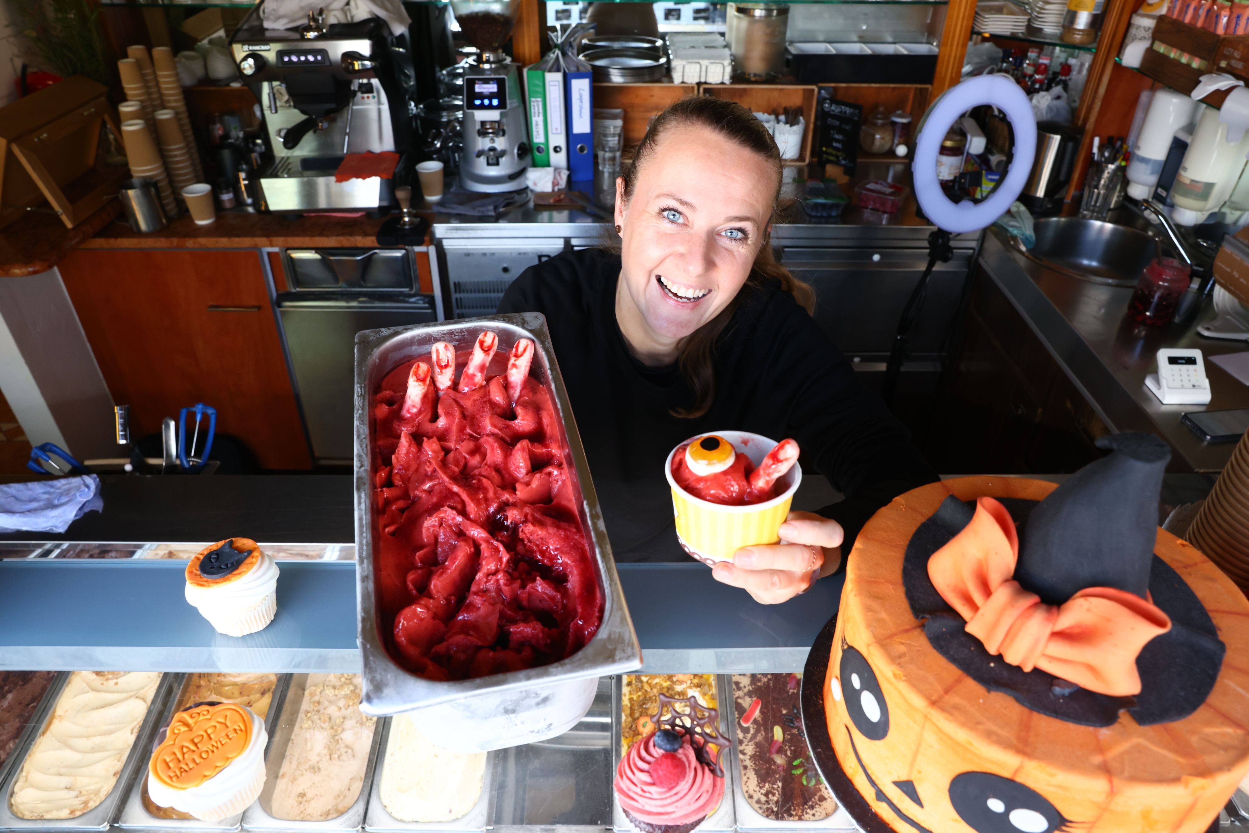 Eissalon Betreiberin Emöke Nagy mit ihren Halloween-Leckereien.