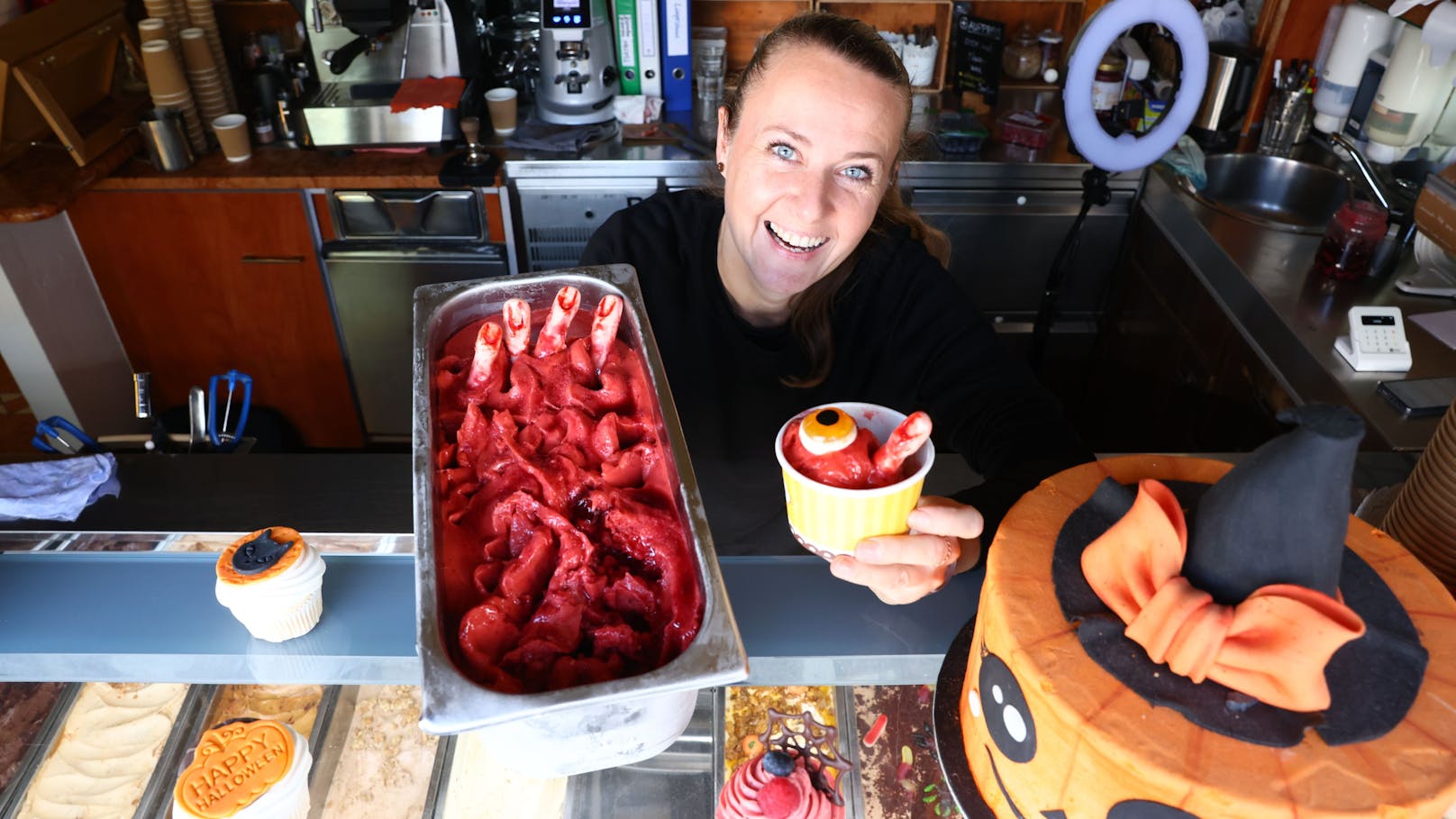 Abgehackte Finger zum Dessert als Halloween-Spaß