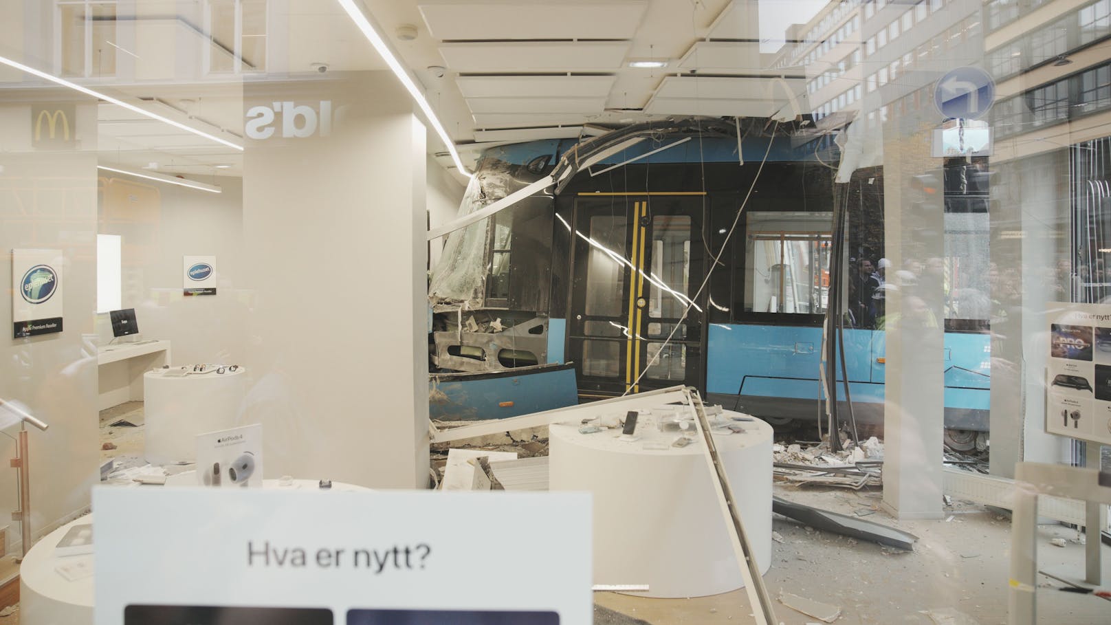 Aus ungeklärten Gründen ist am Dienstagvormittag eine Bim in Oslo entgleist und in einen Apple-Store gekracht.