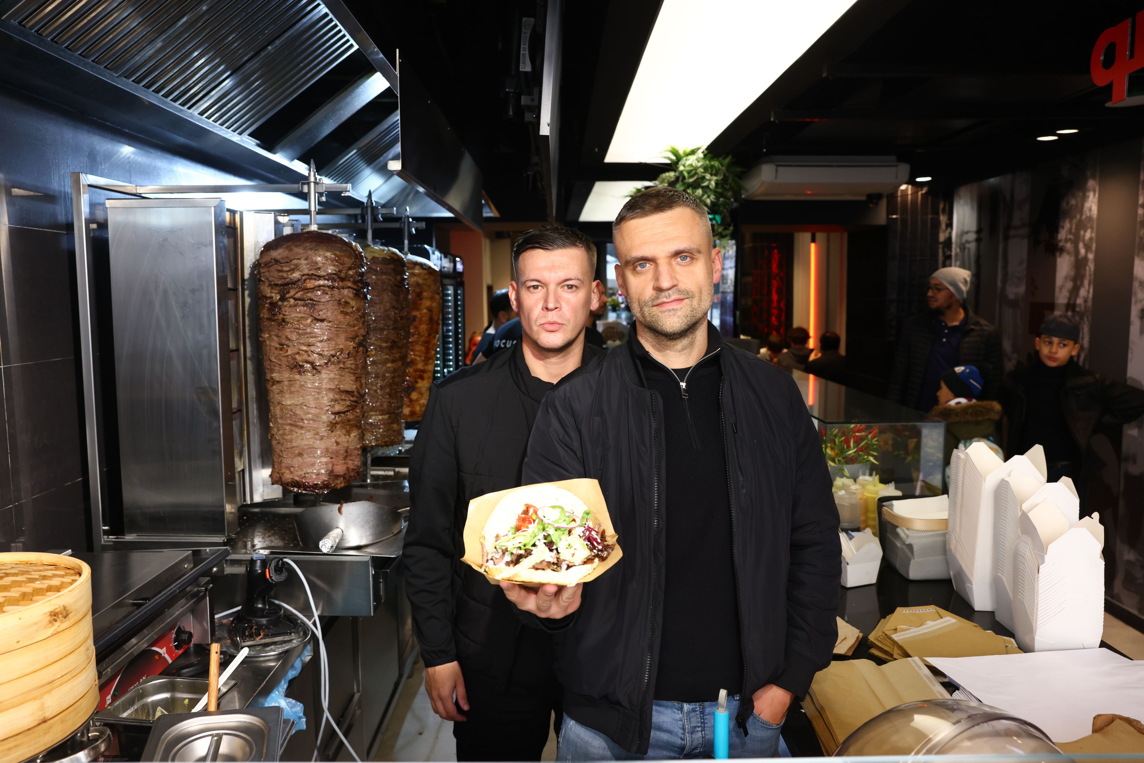 Neueröffnung: Emirez mit Geschäftspartner Hajro Mandal bei 