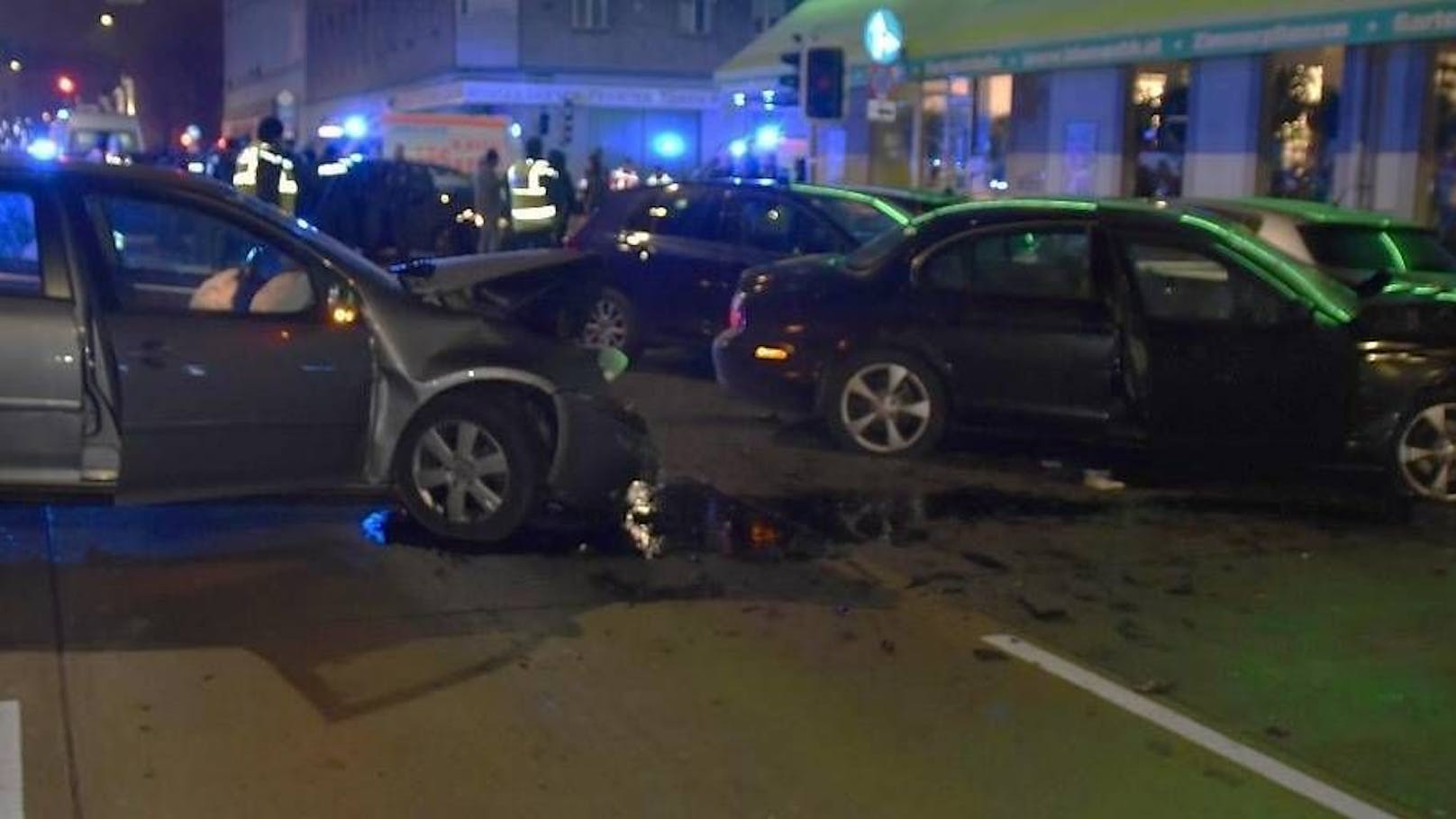 Der Raser rammte mit dem Jaguar das Auto einer Familie am Gürtel in Wien.