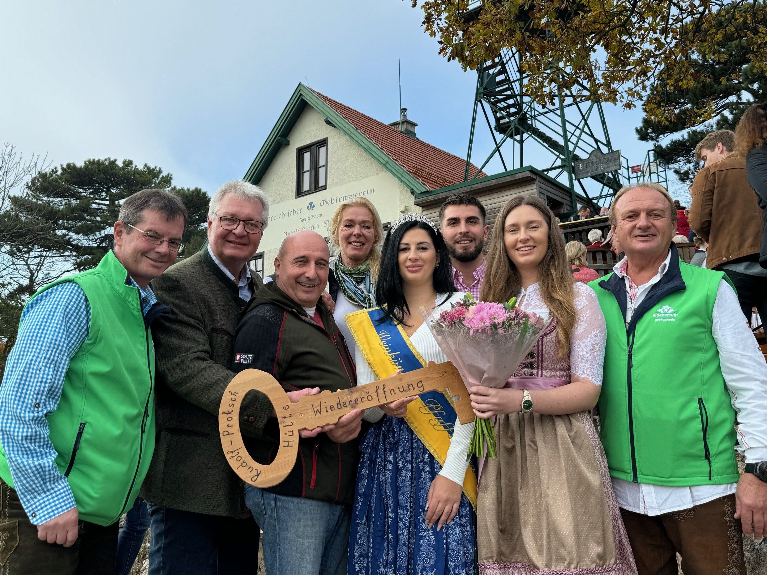 Pfaffstättens Bürgermeister Christoph Kainz ließ sich die Neueröffnung der Rudolf Proksch Hütte nicht entgehen.