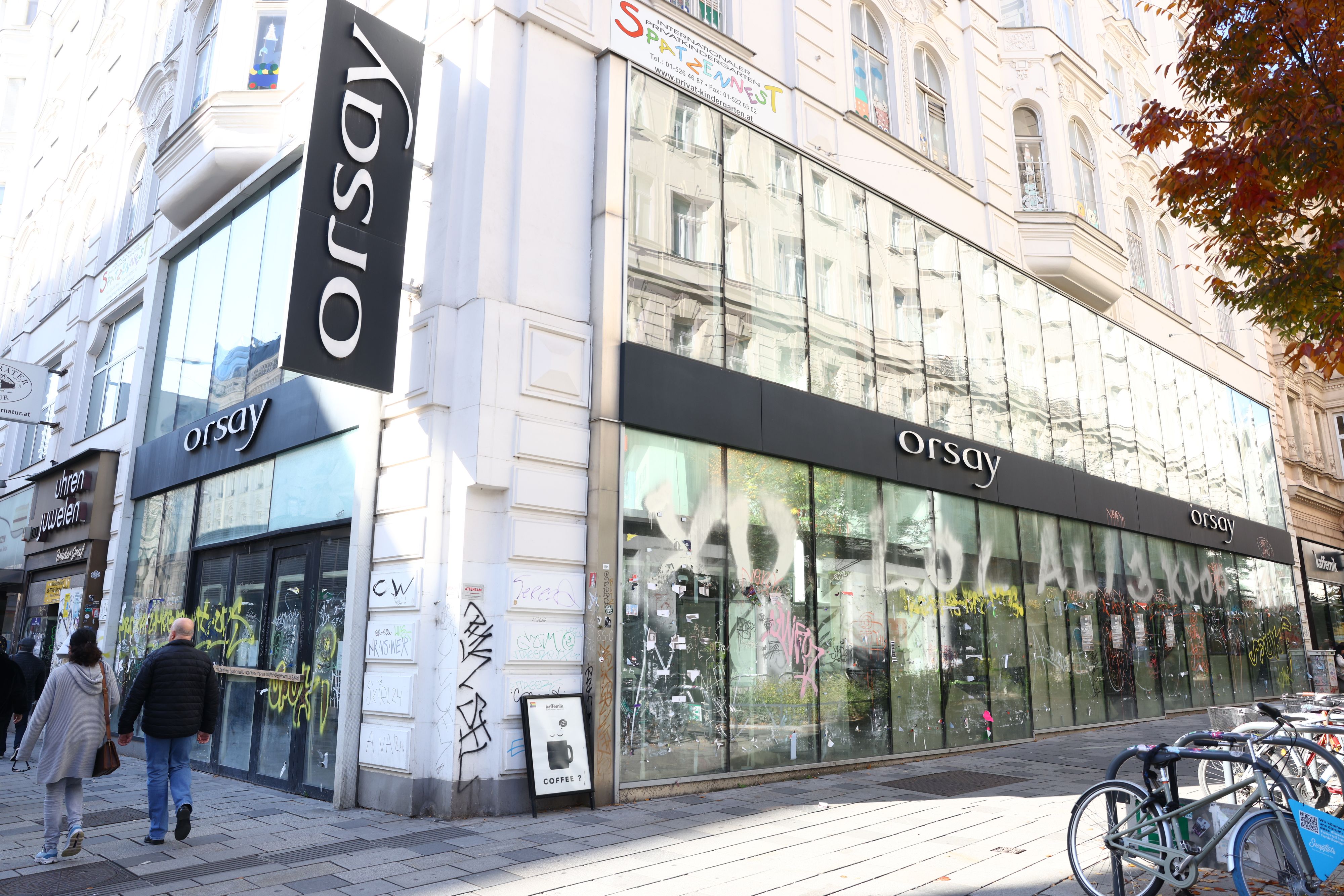 Leeres Schaufenster auf der Mahü: Der ehemalige Orsay-Store ist geschlossen.