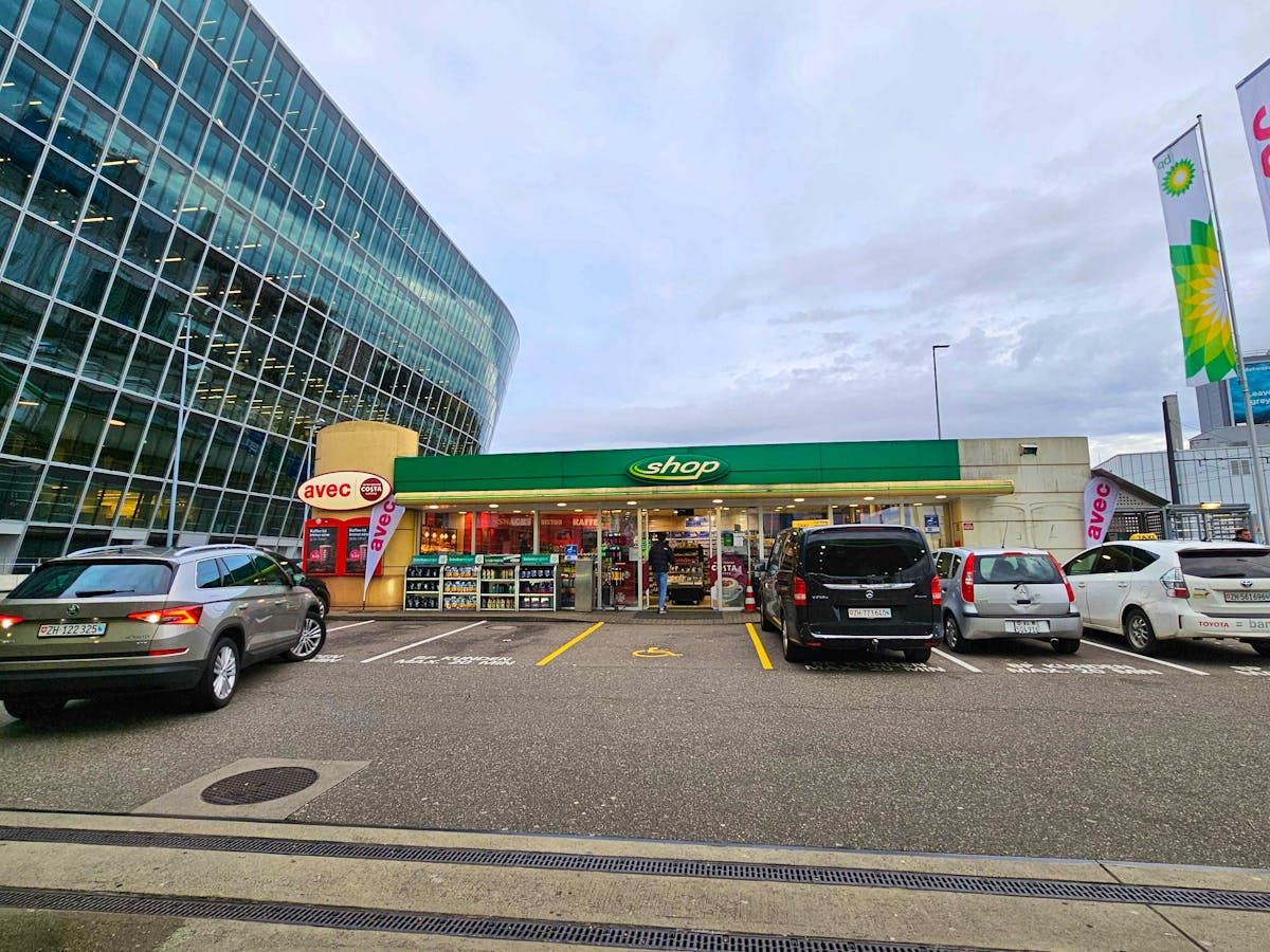 Wer länger als 20 Minuten auf dem Parkplatz der BP-Tankstelle am Flughafen verweilt, muss eine Umtriebsentschädigung zahlen.