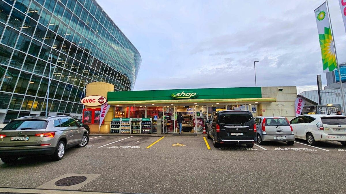 Wer länger als 20 Minuten auf dem Parkplatz der BP-Tankstelle am Flughafen verweilt, muss eine Umtriebsentschädigung zahlen.