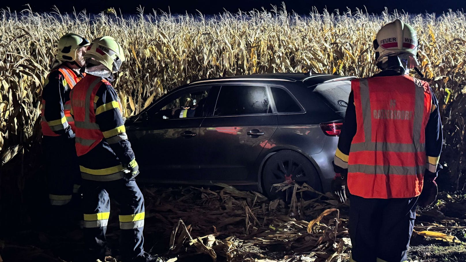 Die Freiwillige Feuerwehr Ratzersdorf wurde am Dienstagabend zu einem Verkehrsunfall alarmiert, bei dem ein Audi aus bisher unbekannten Gründen von der Fahrbahn abgekommen und in ein angrenzendes Feld gefahren ist.