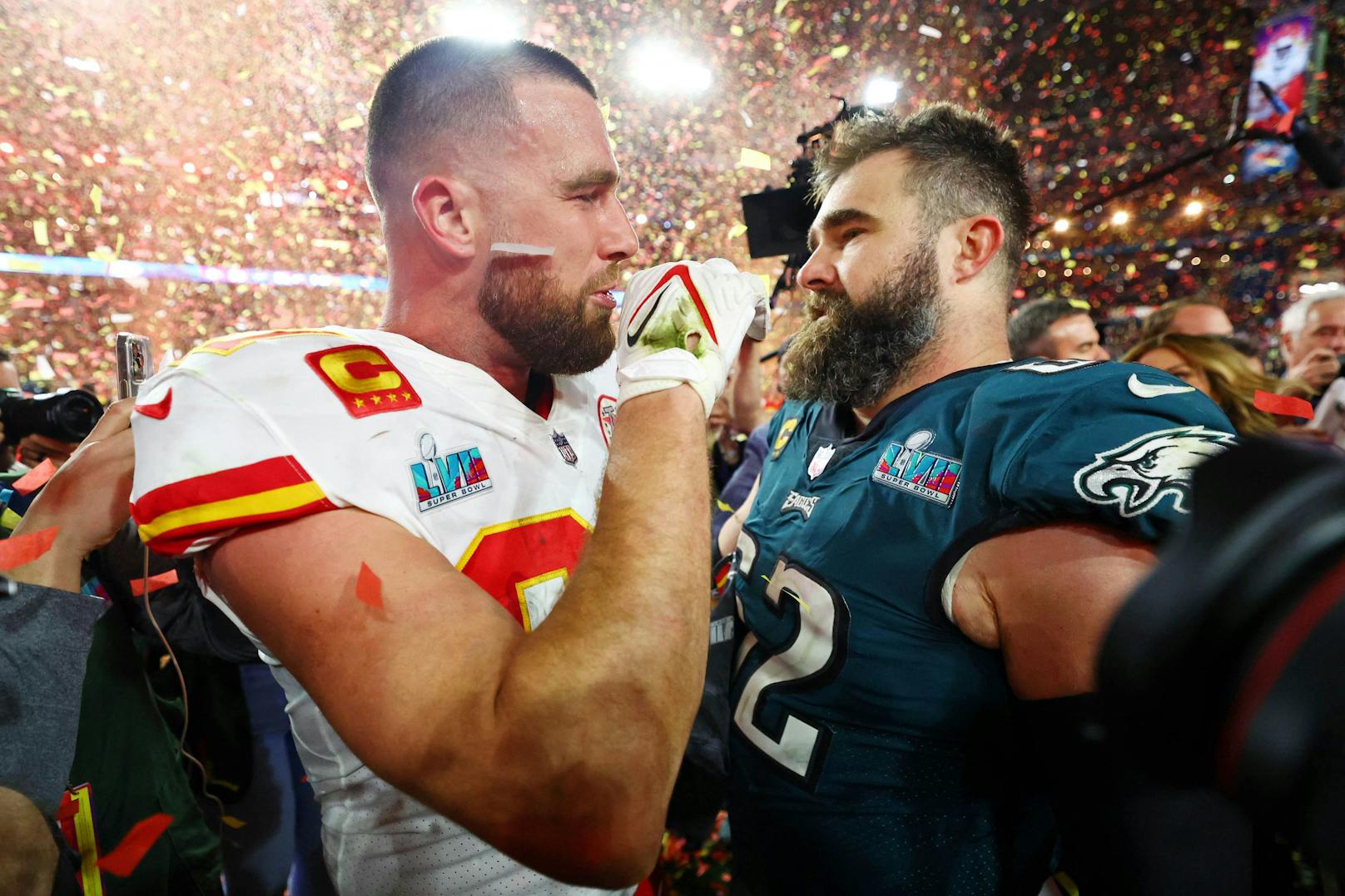 <strong>Travis Kelce</strong>, Footballstar der "Eagles" und aktueller Freund von Taylor Swift schaffte es diesmal mit seinem Bruder  <strong>Jason Kelce</strong> in das Ranking und zwar als <strong>Sexiest Podcast Moderator(en)</strong>. Ihr gemeinsamer Podcast "New Heights" hat fast 2,5 Millionen Abonnenten auf YouTube.