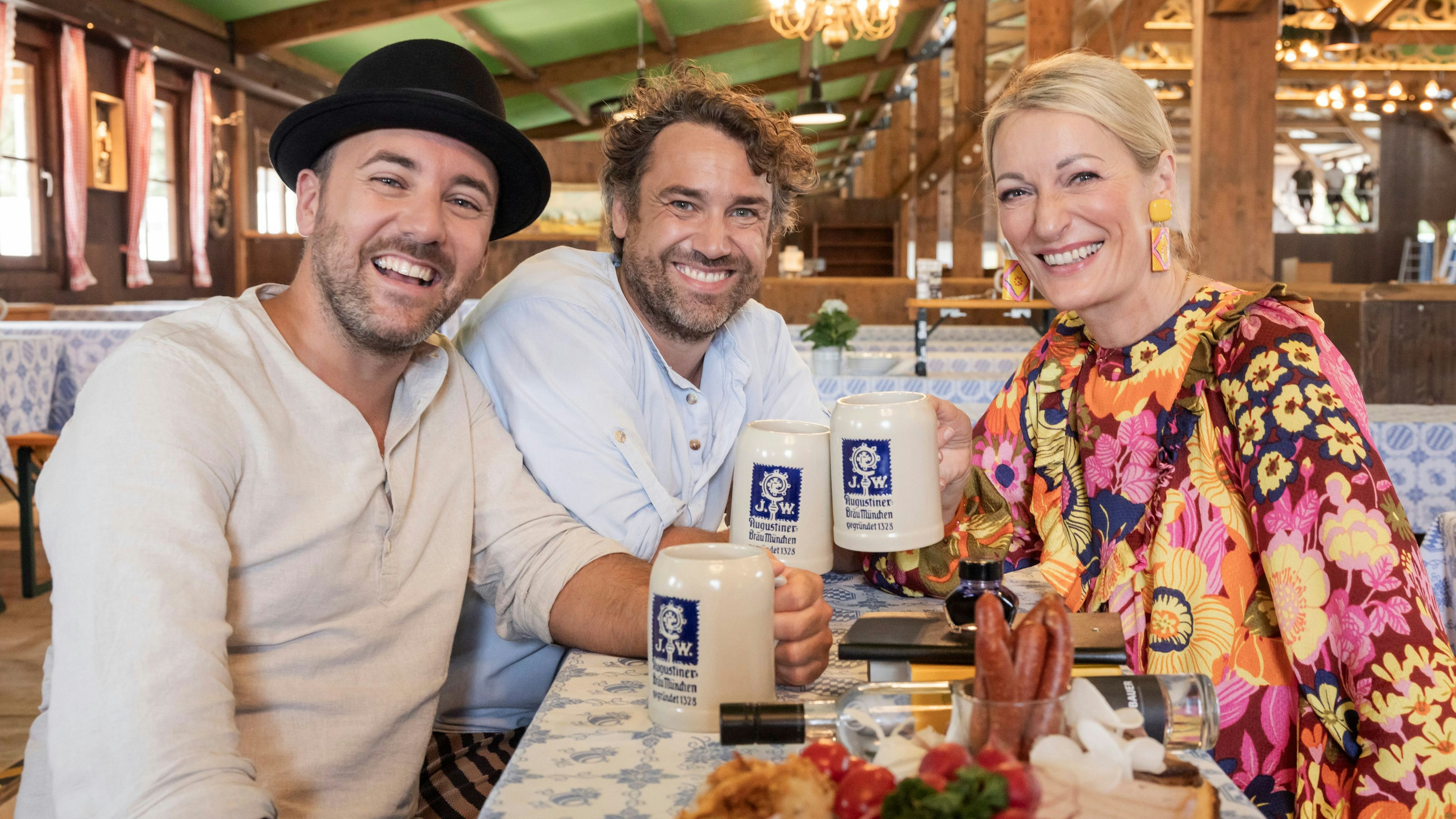 Pascal Kitzmüller, Karl Weixelbaumer und Monika Gruber im Volkssängerzelt "Schützenliesl" auf der Theresienwiese für die ServusTV-Sendung "Lassd‘s mas schee Griaßn"