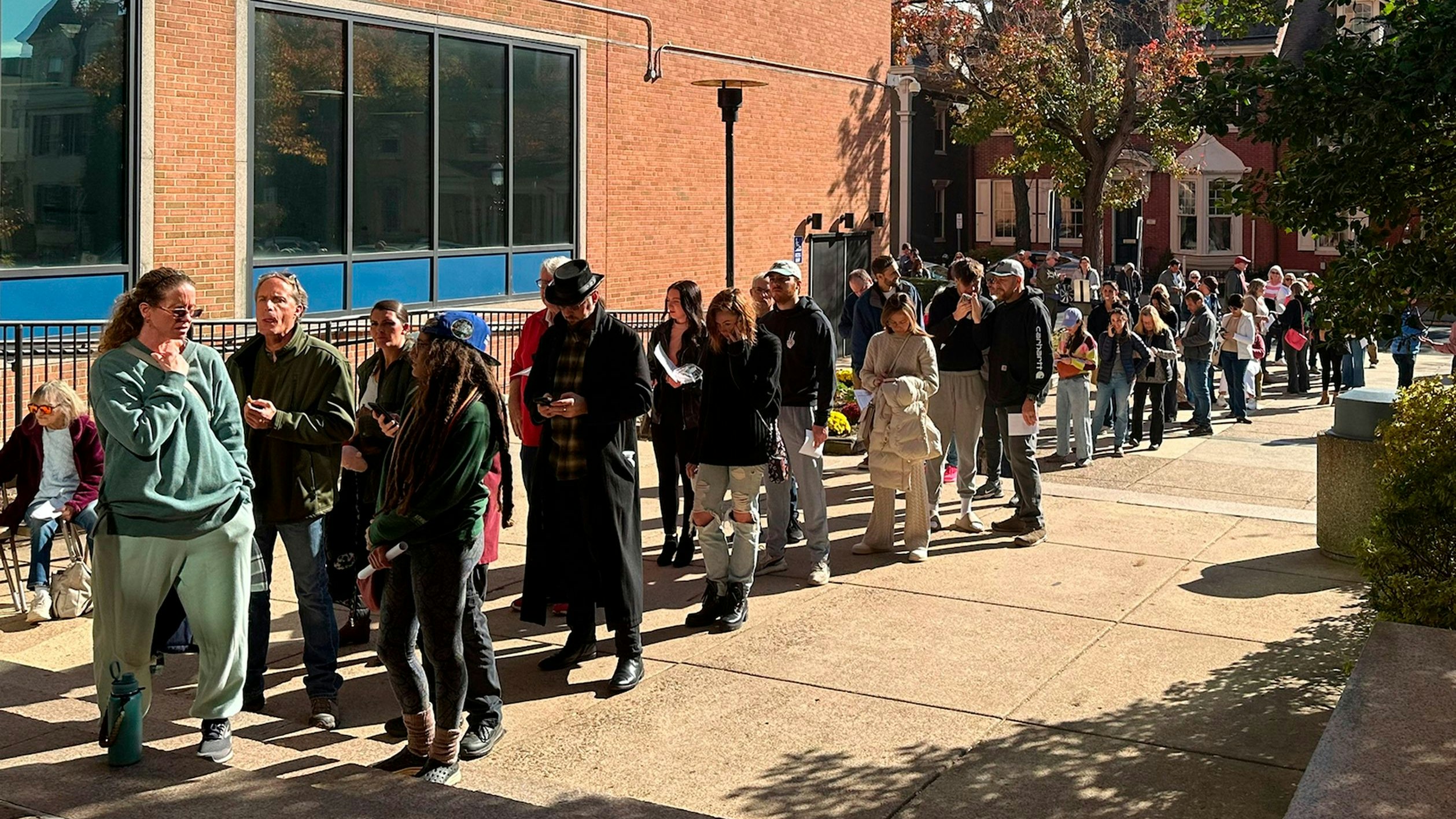 Lange Schlangen vor einem Vorwahllokal in Doylestown, Pennsylvania