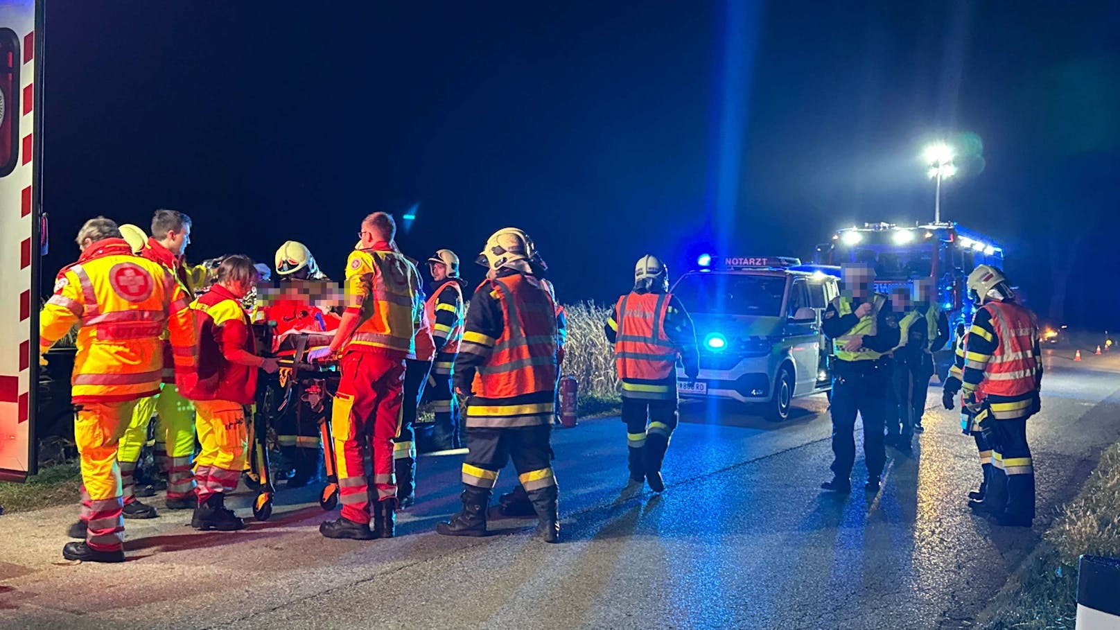 Die Freiwillige Feuerwehr Ratzersdorf wurde am Dienstagabend zu einem Verkehrsunfall alarmiert, bei dem ein Audi aus bisher unbekannten Gründen von der Fahrbahn abgekommen und in ein angrenzendes Feld gefahren ist.