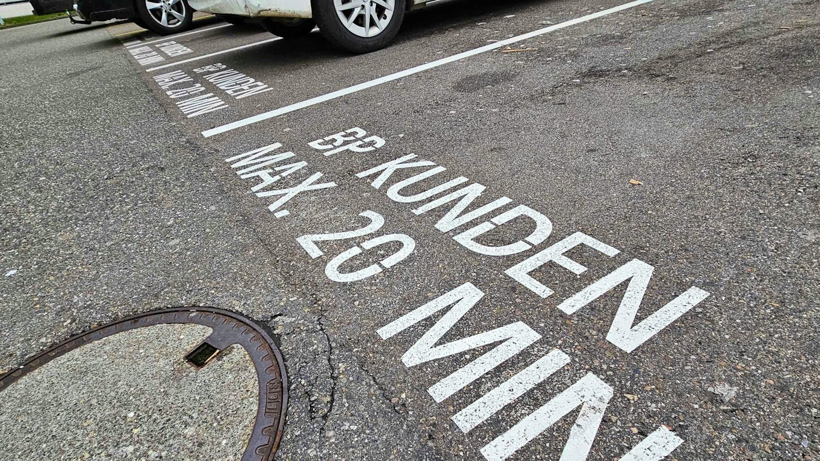 Die Parkzeitbeschränkung von 20 Minuten ist bei den Parkplätzen ersichtlich.