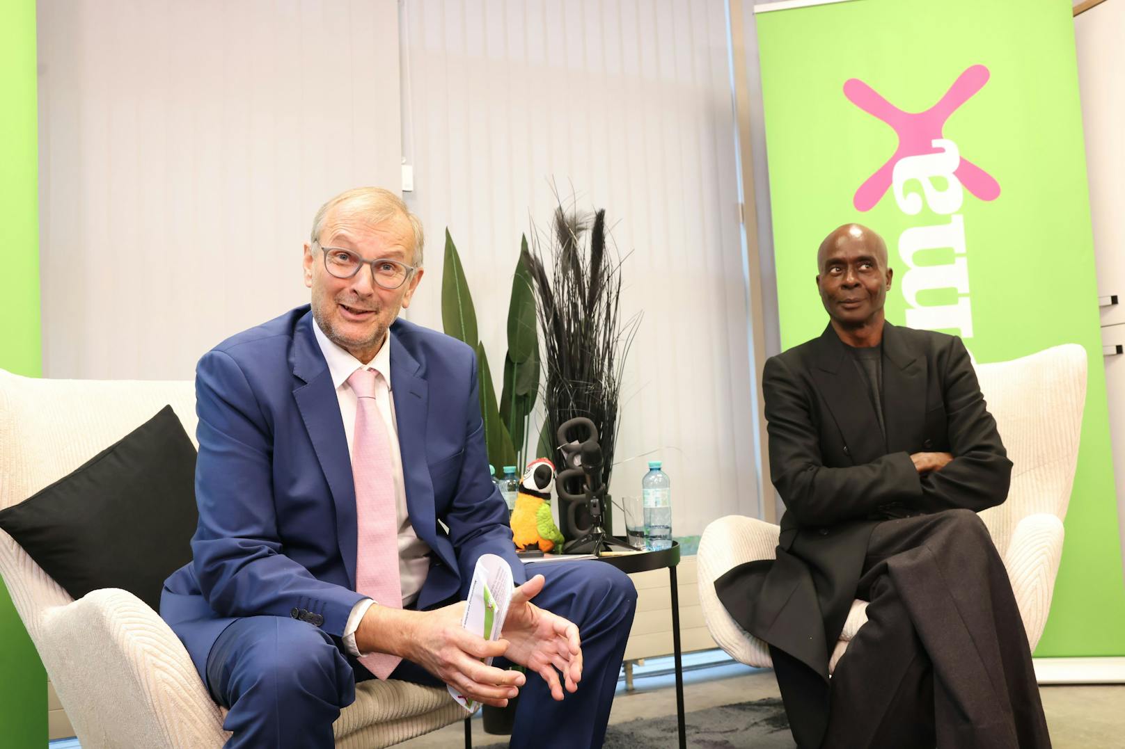 XXX-Lutz-Sprecher Thomas Saliger und Bruce Darnell bei der Pressekonferenz in der neuen Mömax-Filiale Mariahilfer Straße.