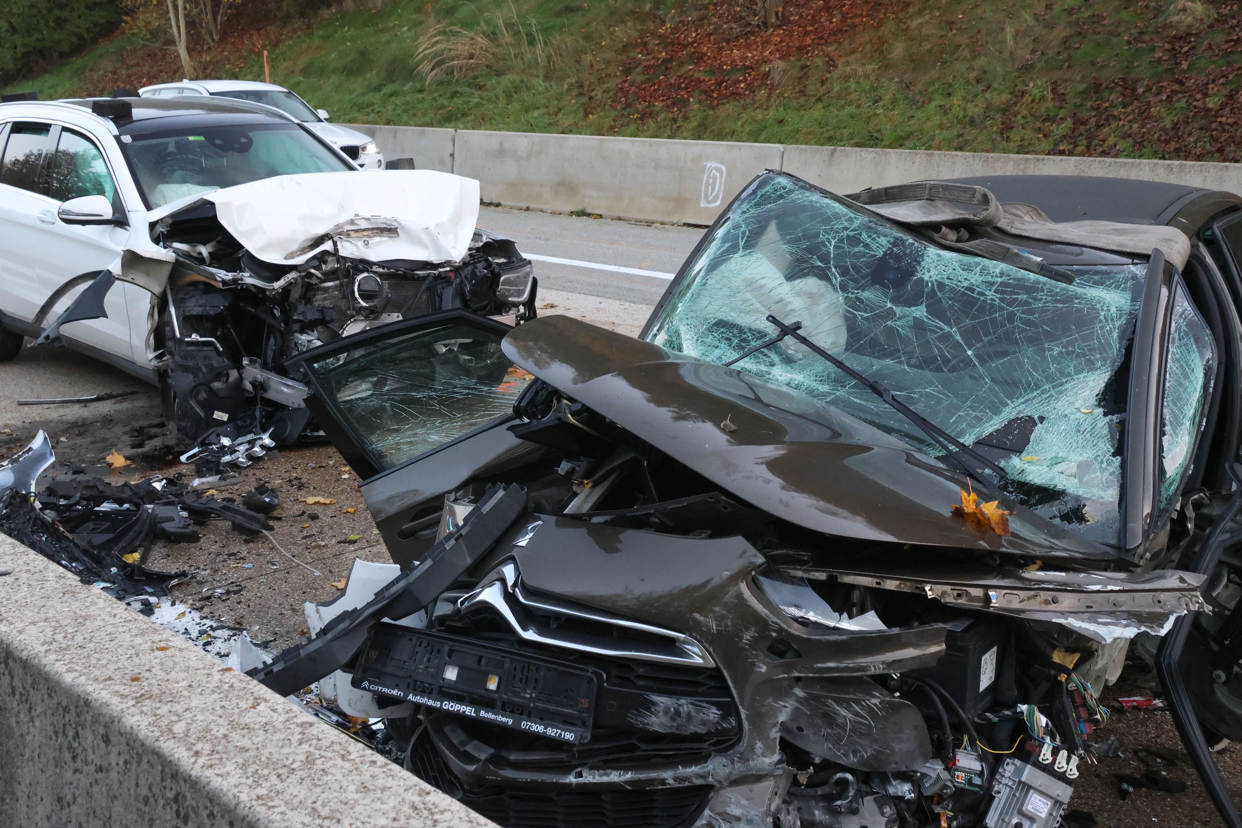 Ein schwerer Verkehrsunfall auf der A9 forderte sechs Verletzte.